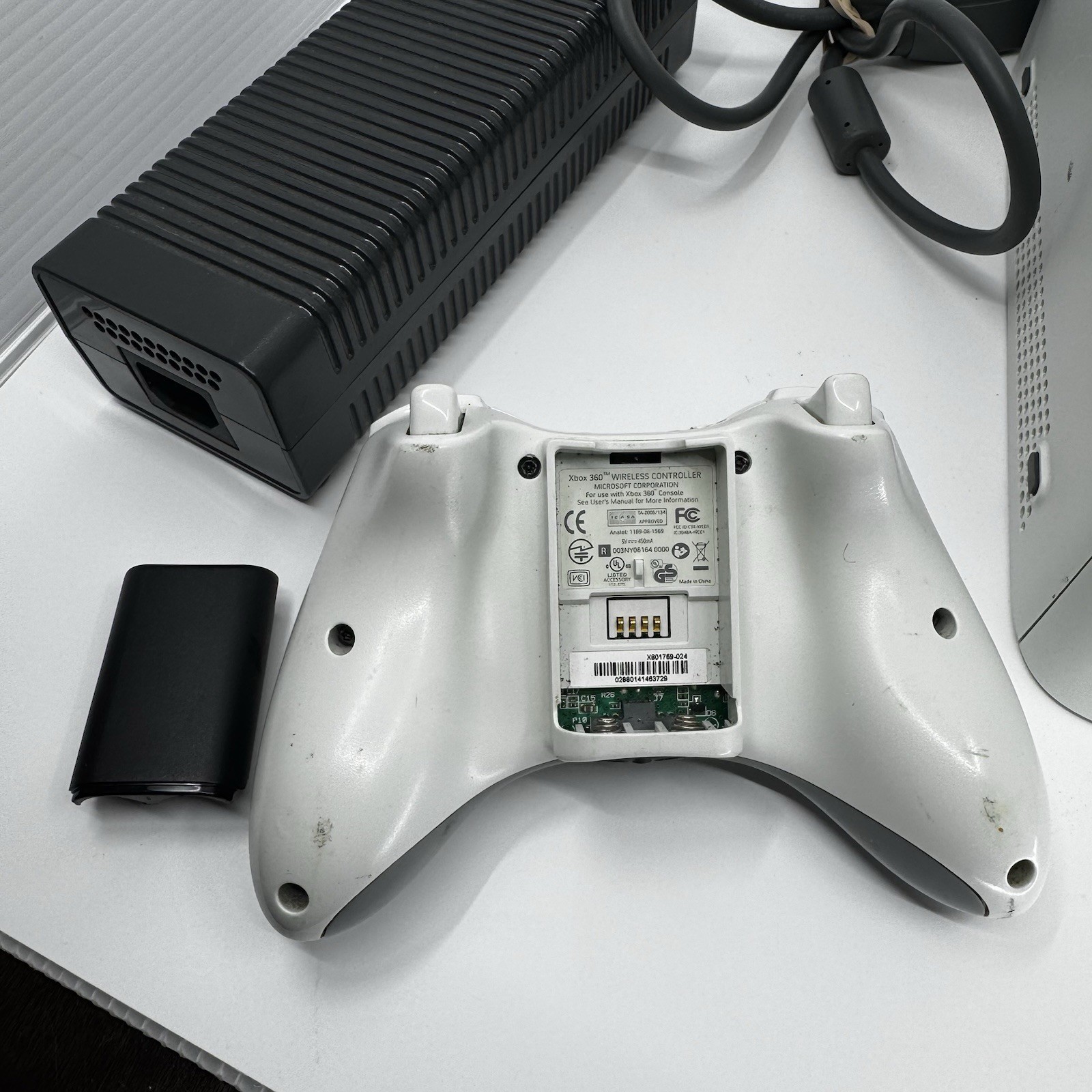 Xbox 360 S Slim Model 1439 White Console W/Controller No Hard drive Tested Works