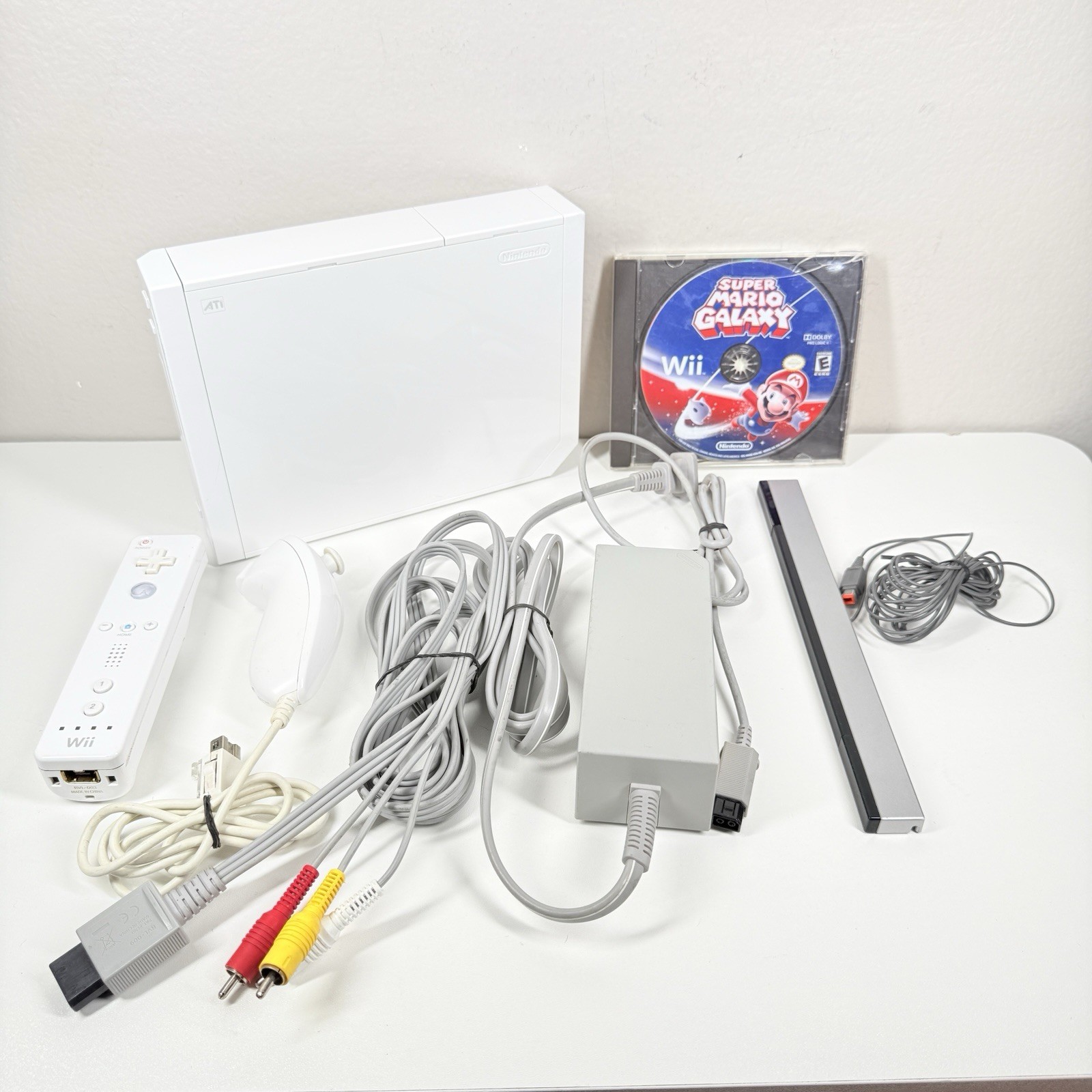 Nintendo Wii White Console Bundle W/OEM Controller , Super Mario Galaxy Tested