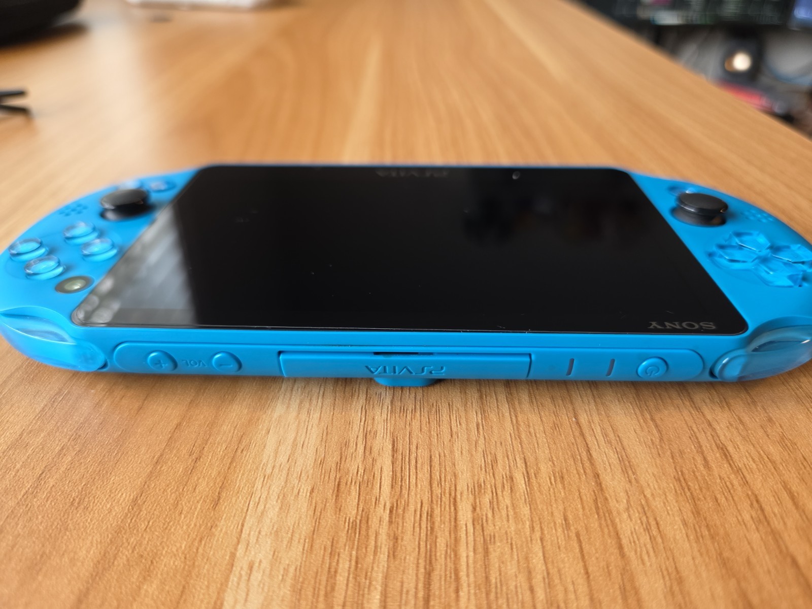 Sony PS Vita 2000 Slim PCH-2000 – Aqua Blue *GREAT* + Charger
