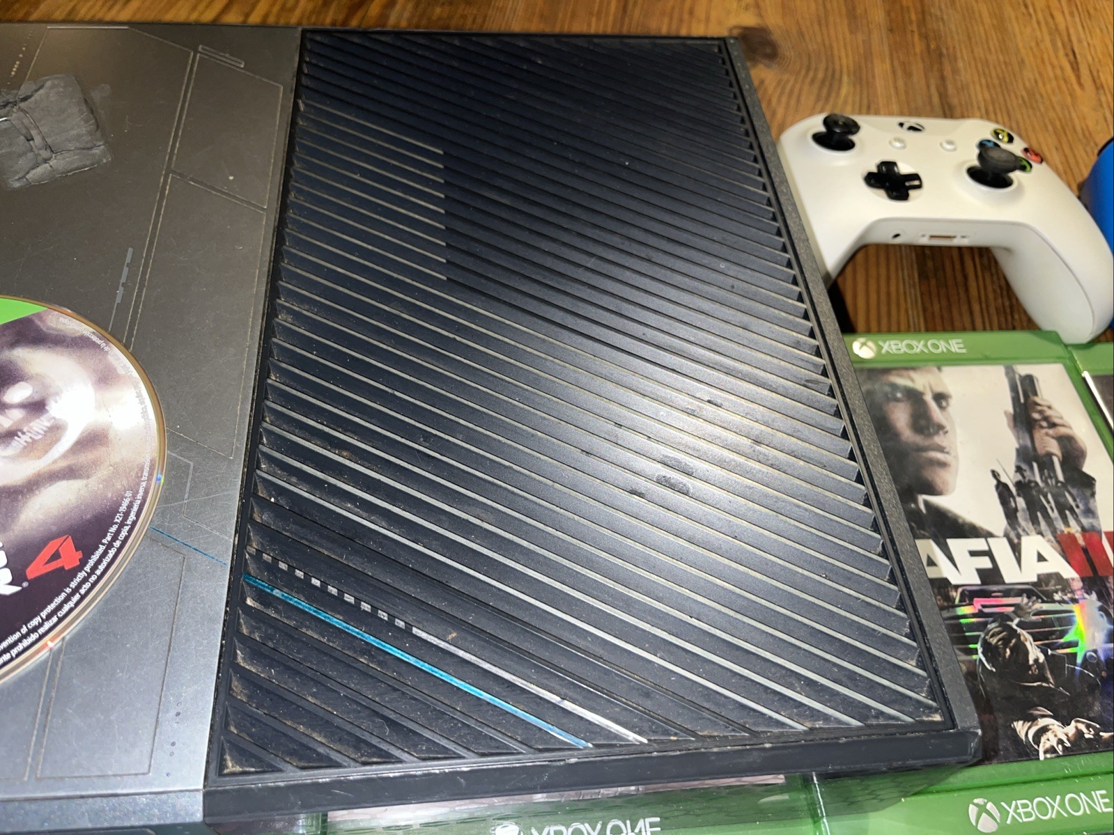 Xbox One Halo 5 Edition Console 1TB Bundle – Games Controllers