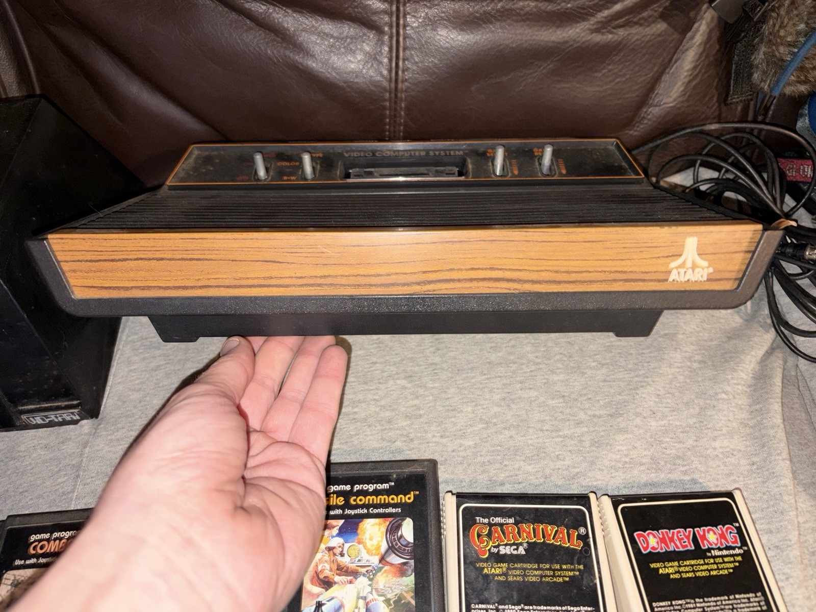 ATARI 2600 WOODY 4 SWITCH CONSOLE JOYSTICKS 25 GAMES VID-TARI HOLDER