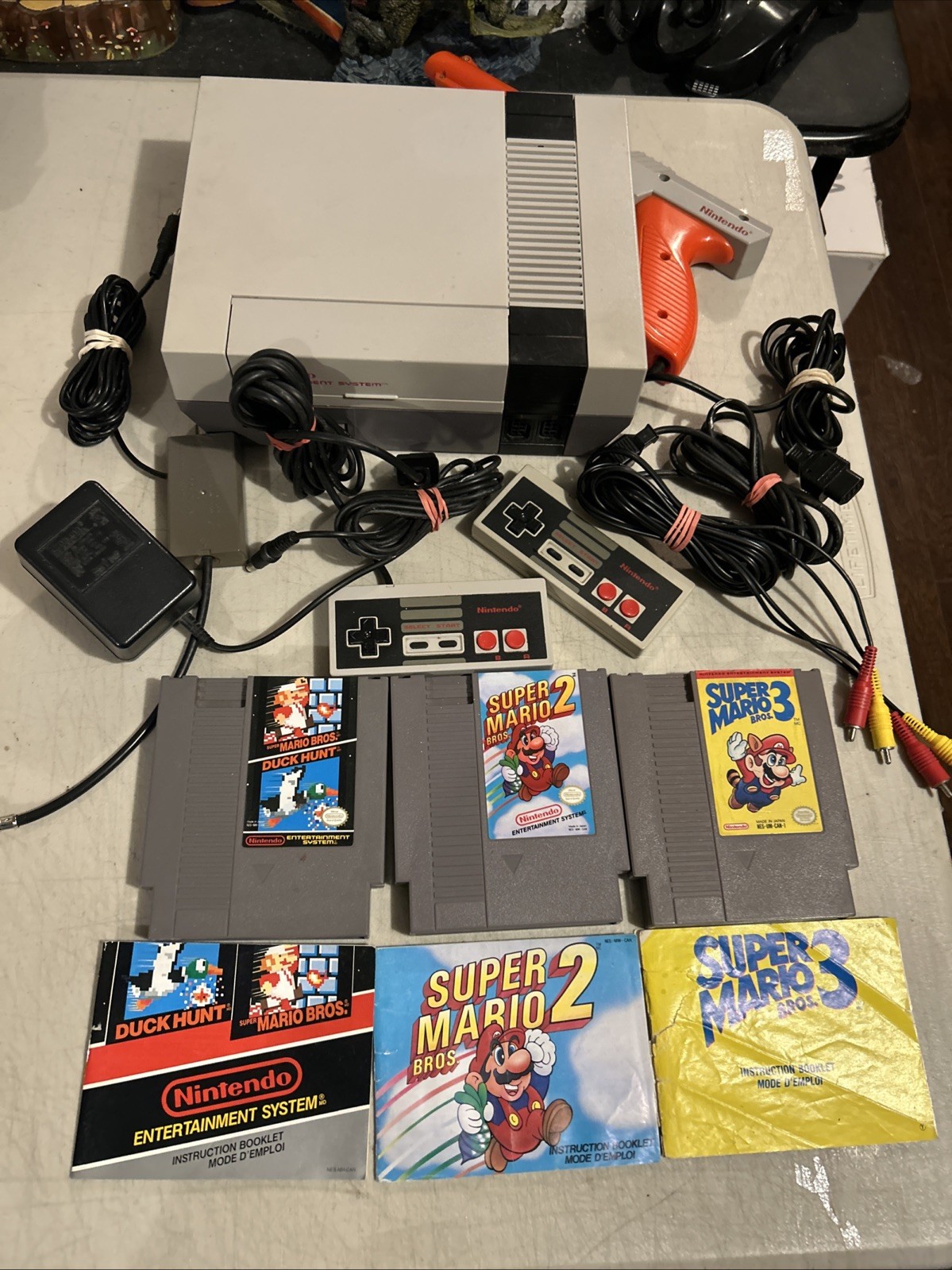 Nintendo NES Console Bundle w/Super Mario Bros 1 2 3 and 2 Controllers Zapper #!