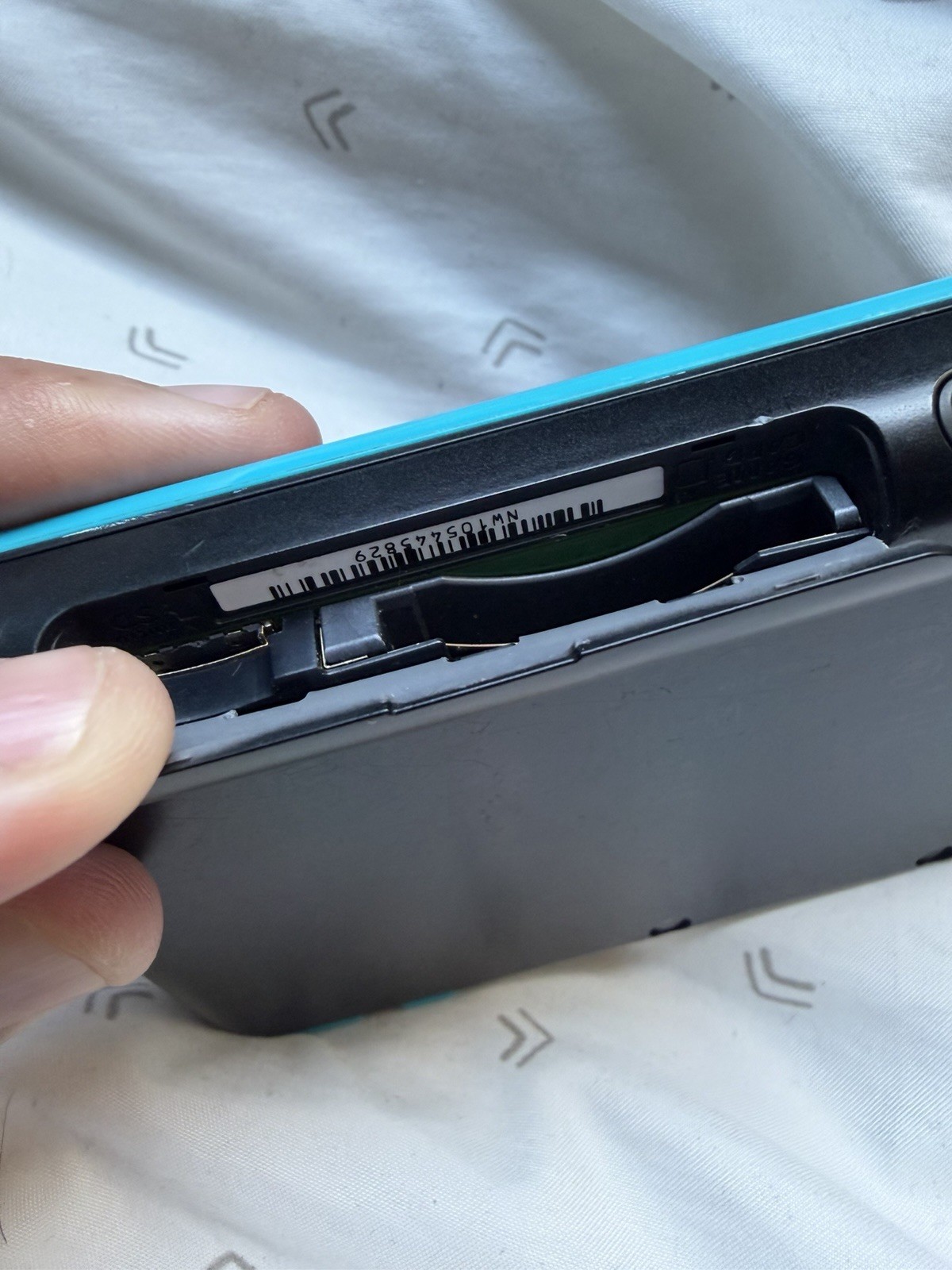 Nintendo New 2DS XL Turquoise Black Console For Parts & Repair DOESNT WORK! READ
