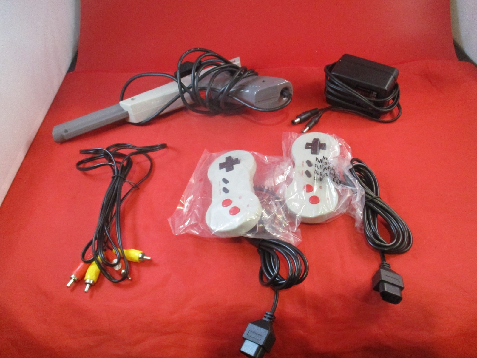 Nintendo NES Console System Action Set Box Mario/Duck Hunt Zapper Controllers