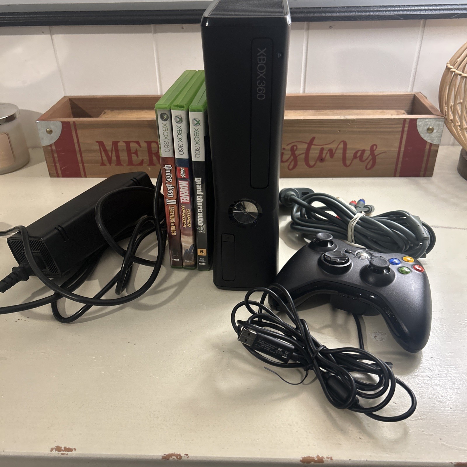 Xbox 360 S Slim Console Bundle Lot with three games and one Controller Tested