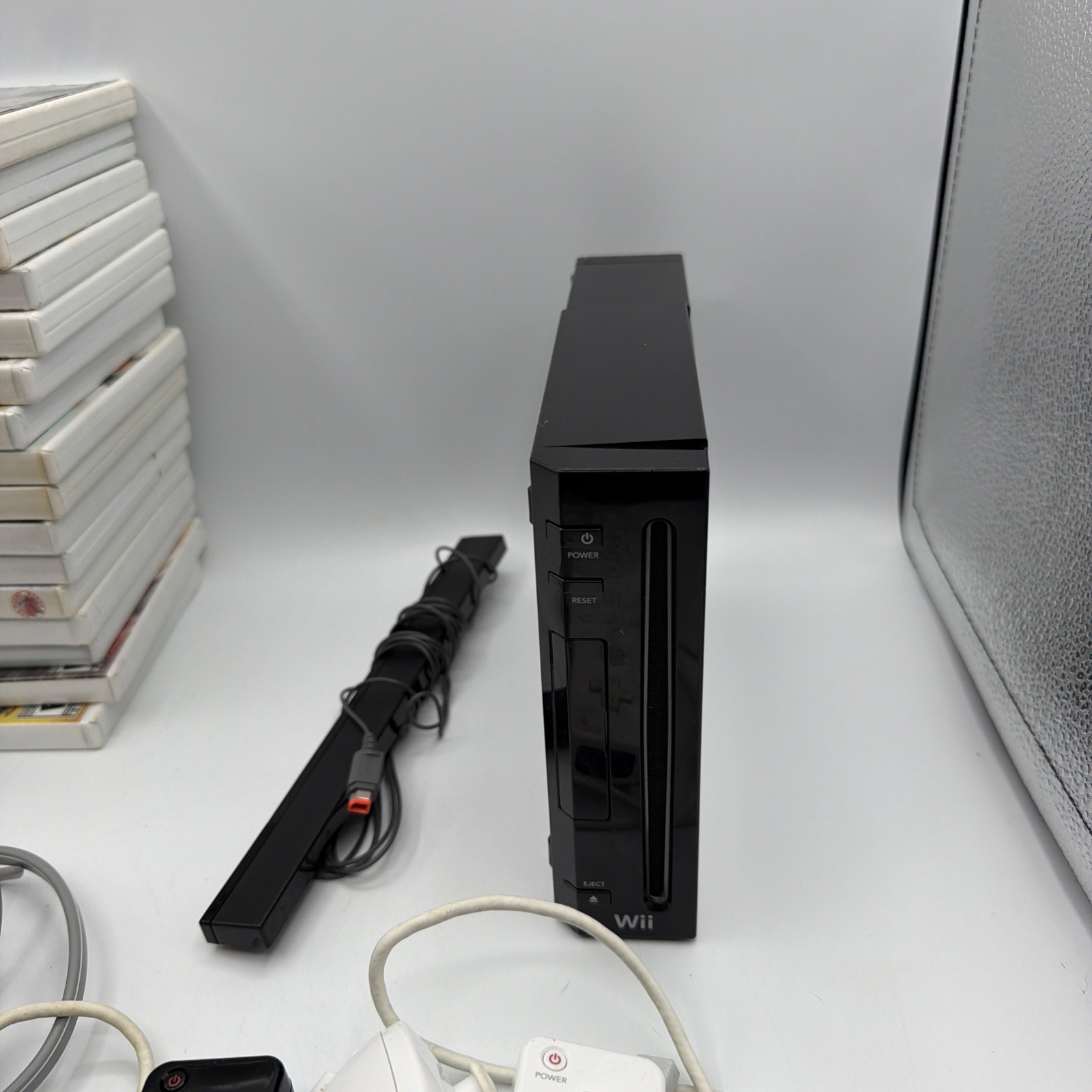 Nintendo Wii RVL-001 Console Bundle 2 Controllers 2 Nunchucks 16 Games Tested