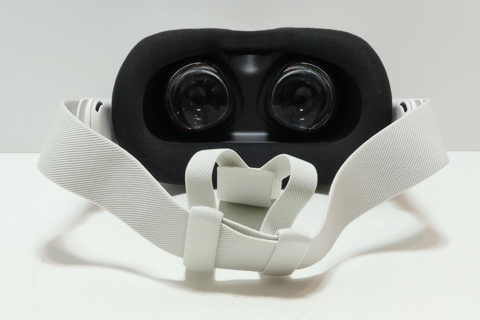 Meta Quest 3s Mixed Reality VR Headset 128GB Model P97 – White/Gray
