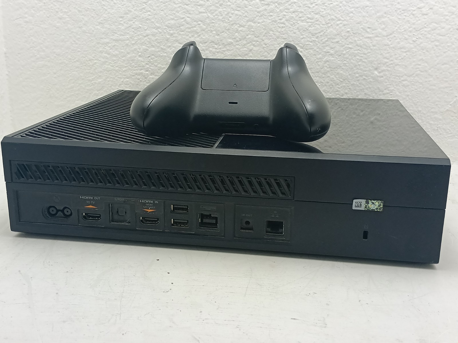 Microsoft Xbox One 500GB Console w/ 3 ganes & controller – Fully Functional