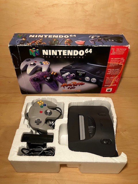 Nintendo 64 game console set with box untested 2001 ?