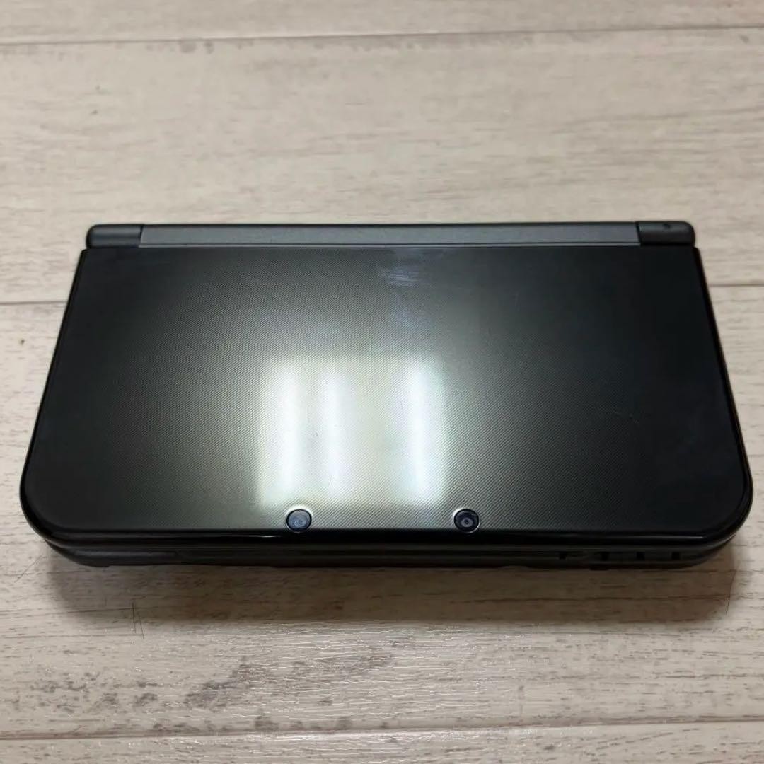 New Nintendo 3DS LL Metallic Black includes charging cable