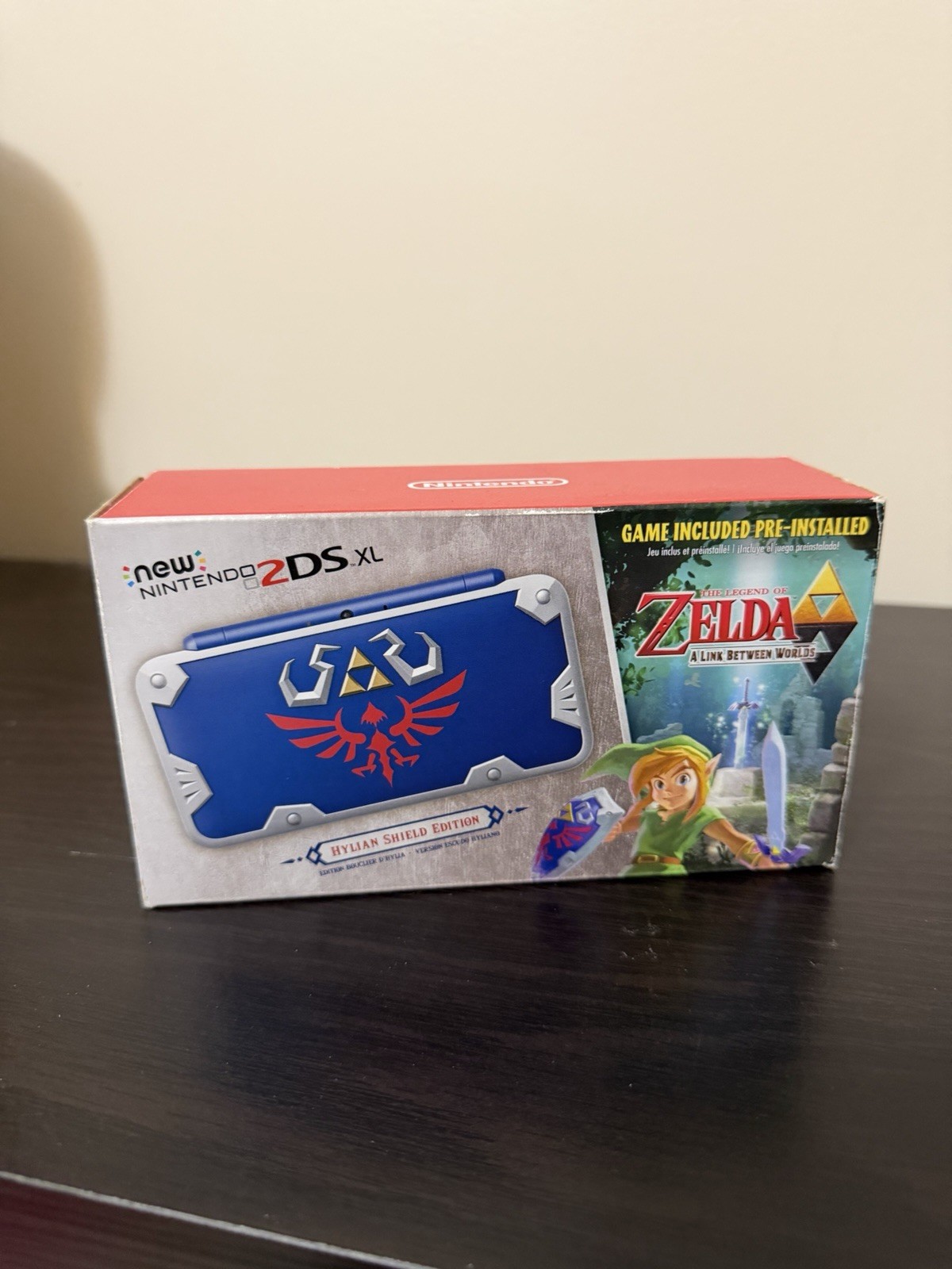 Nintendo 2DS XL HYLIAN SHIELD Edition Zelda Link Between Worlds CIB Complete