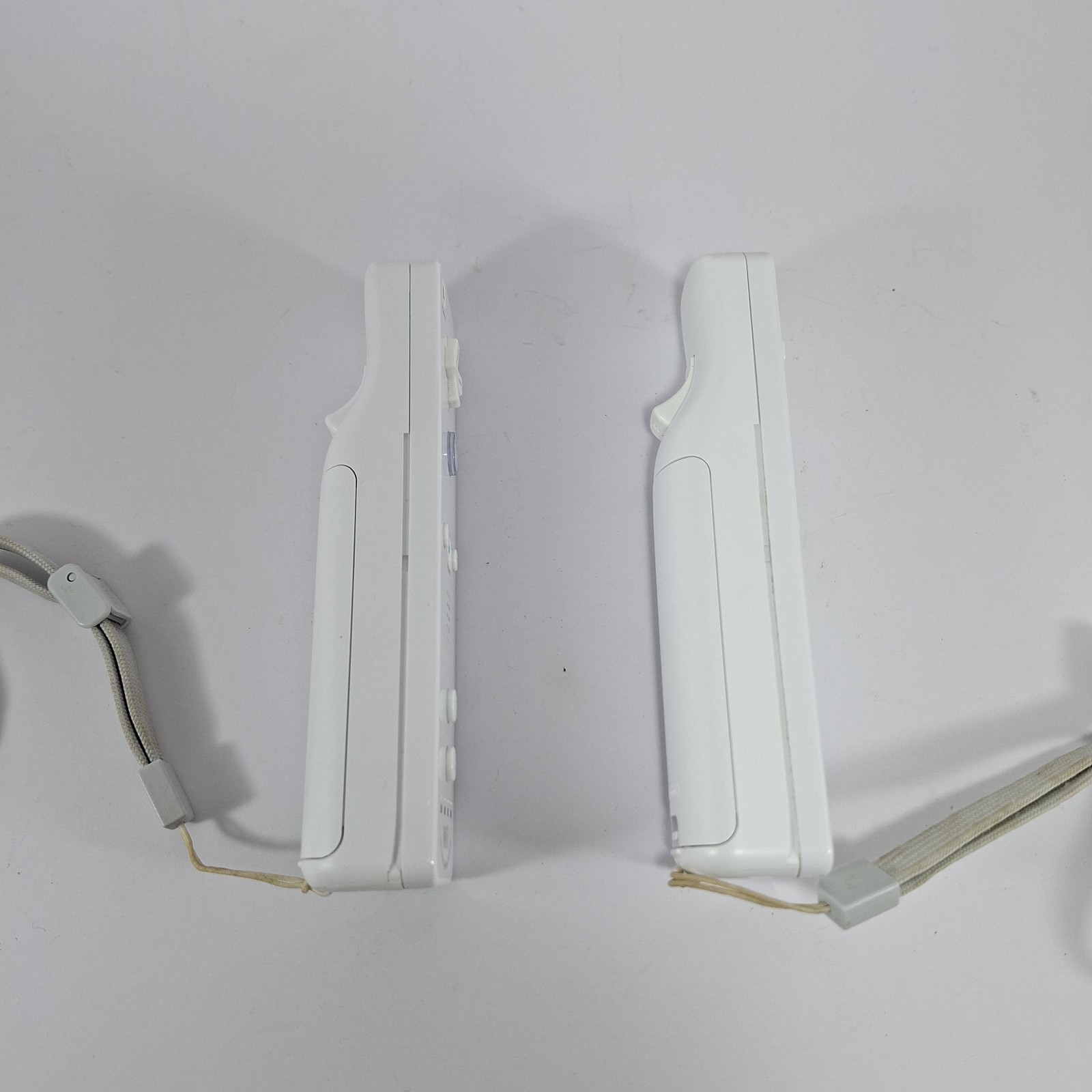 Nintendo Wii Console RVL-001 Bundle – x2 Official Wii Remote Motion Plus, Game