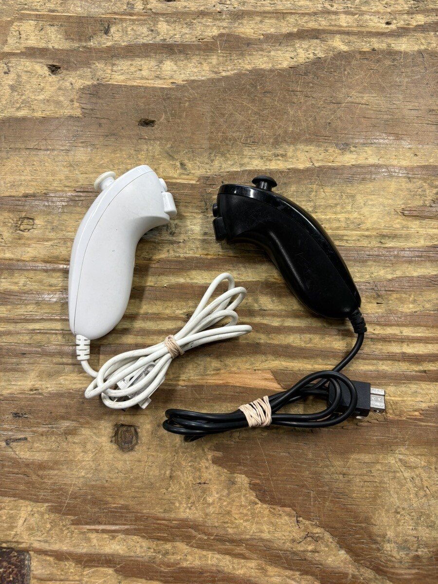 2 Nintendo Wii Nunchucks (HPB011079)