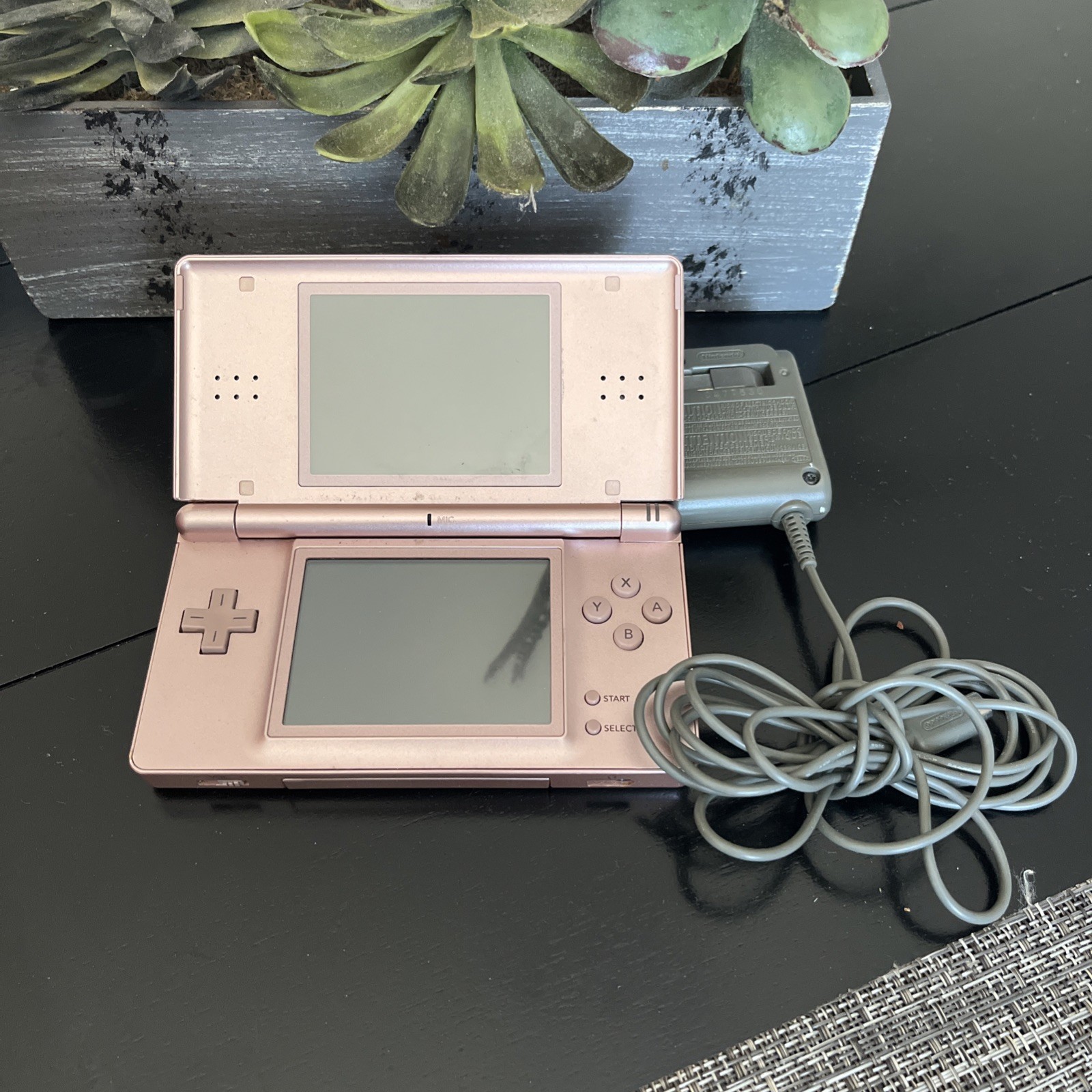 Nintendo DS Lite Console Pink w/ Matching Stylus and Charger