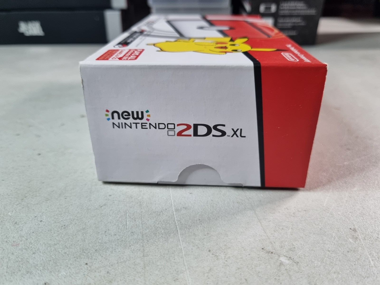 Brand New Nintendo 2DS XL Pokémon Poké Ball Edition