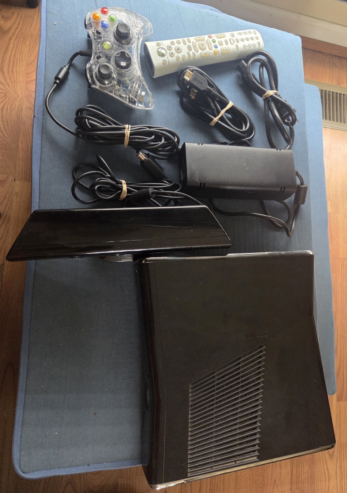 Xbox 360 S 1439 Slim Bundle 250GB Console W/Controller-Cables-Kinect- DVD Remote
