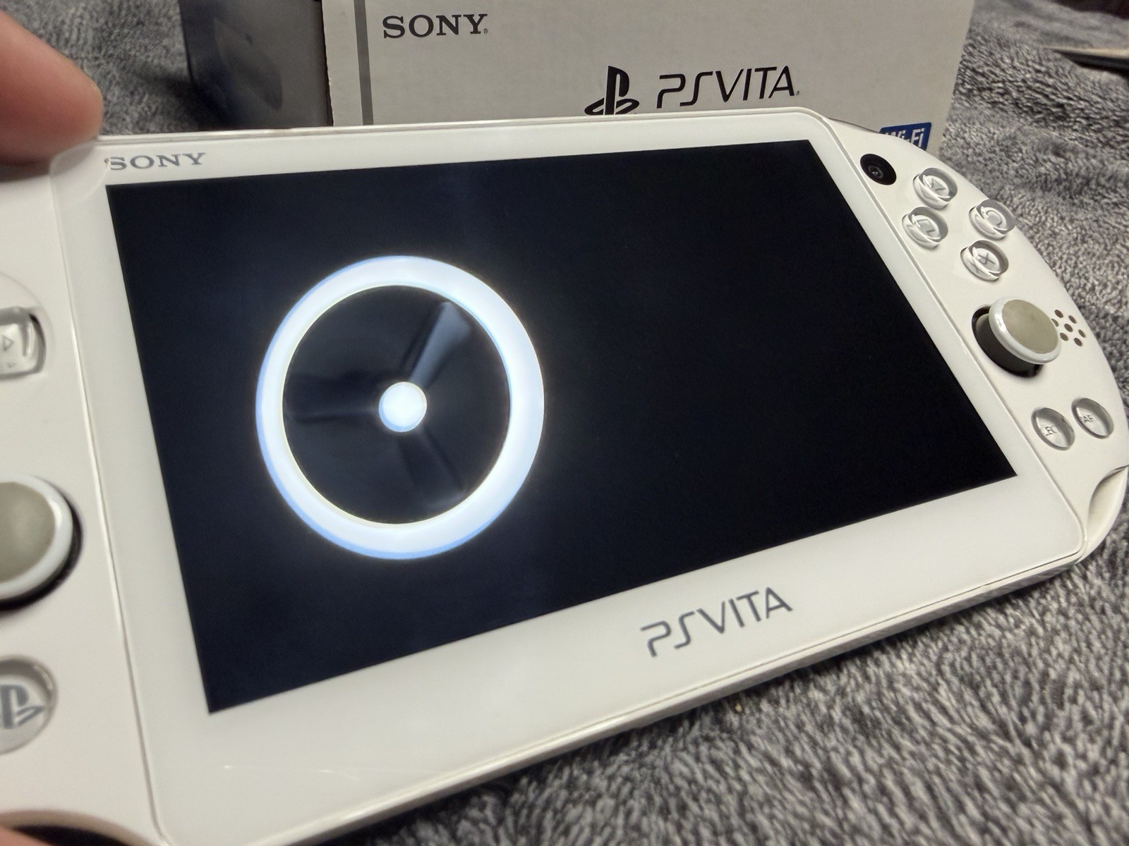 Sony PS Vita PCH-2000 ZA12 White Handheld System Wi-Fi 1GB NTSC-J CIB
