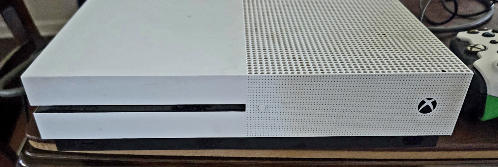 Xbox One S – 500GB Model 1681 With XBox controller 049-012-1