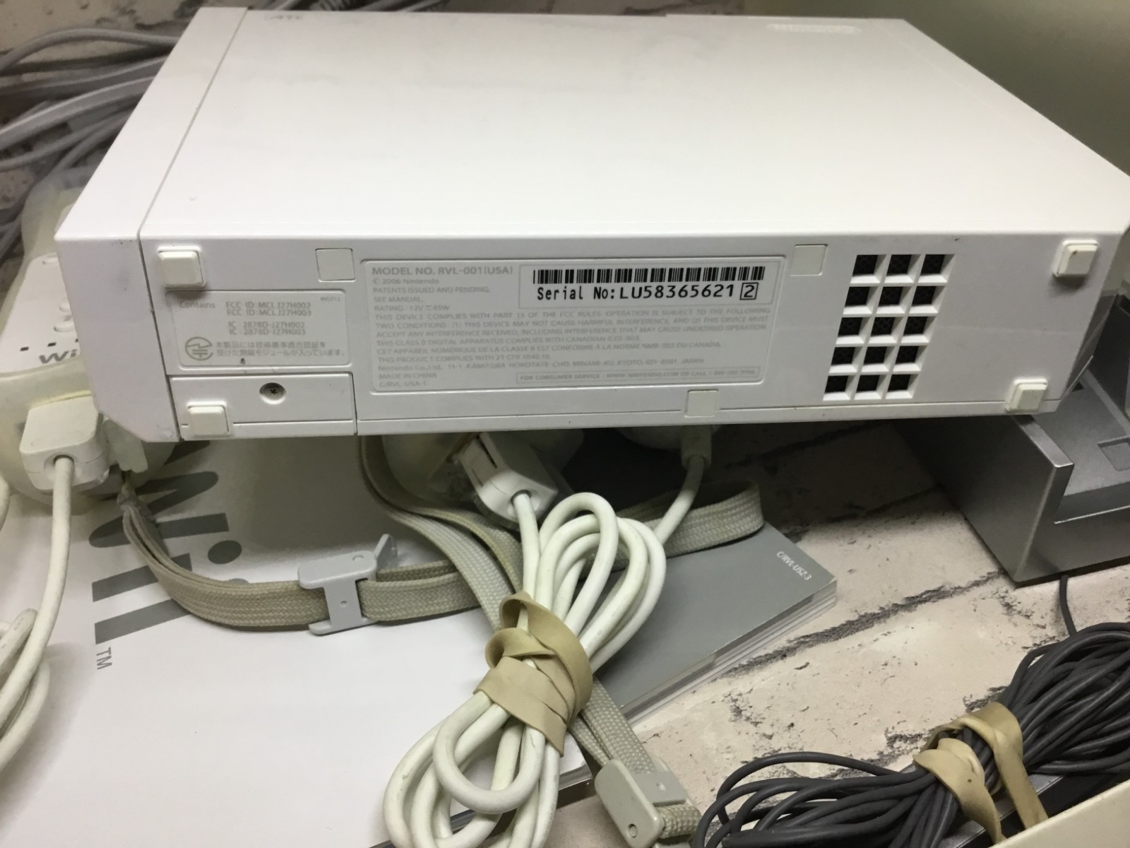 Nintendo Wii Game System Console with 2-REMOTES and game Bundle PLAYS GAMECUBE