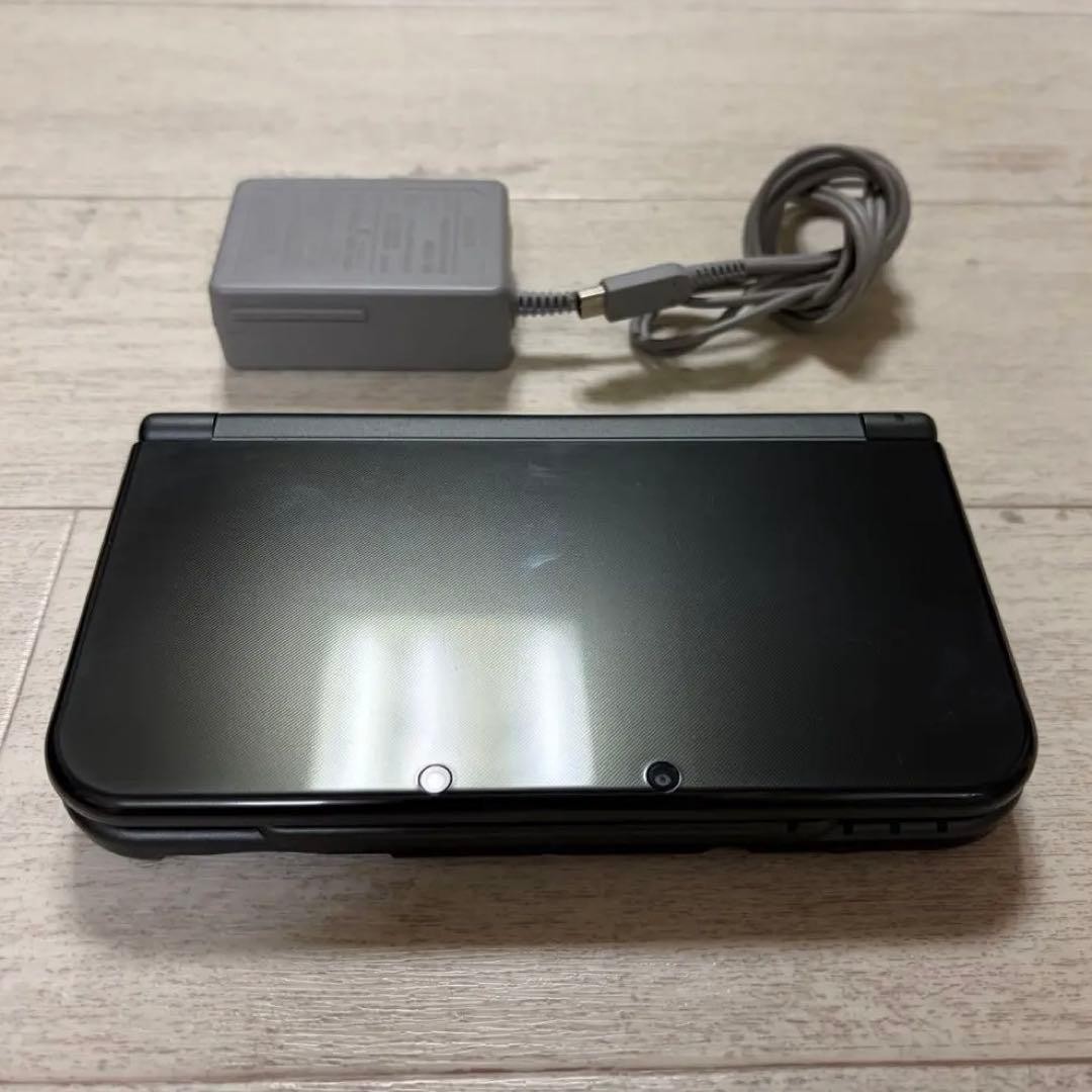 New Nintendo 3DS LL Metallic Black includes charging cable
