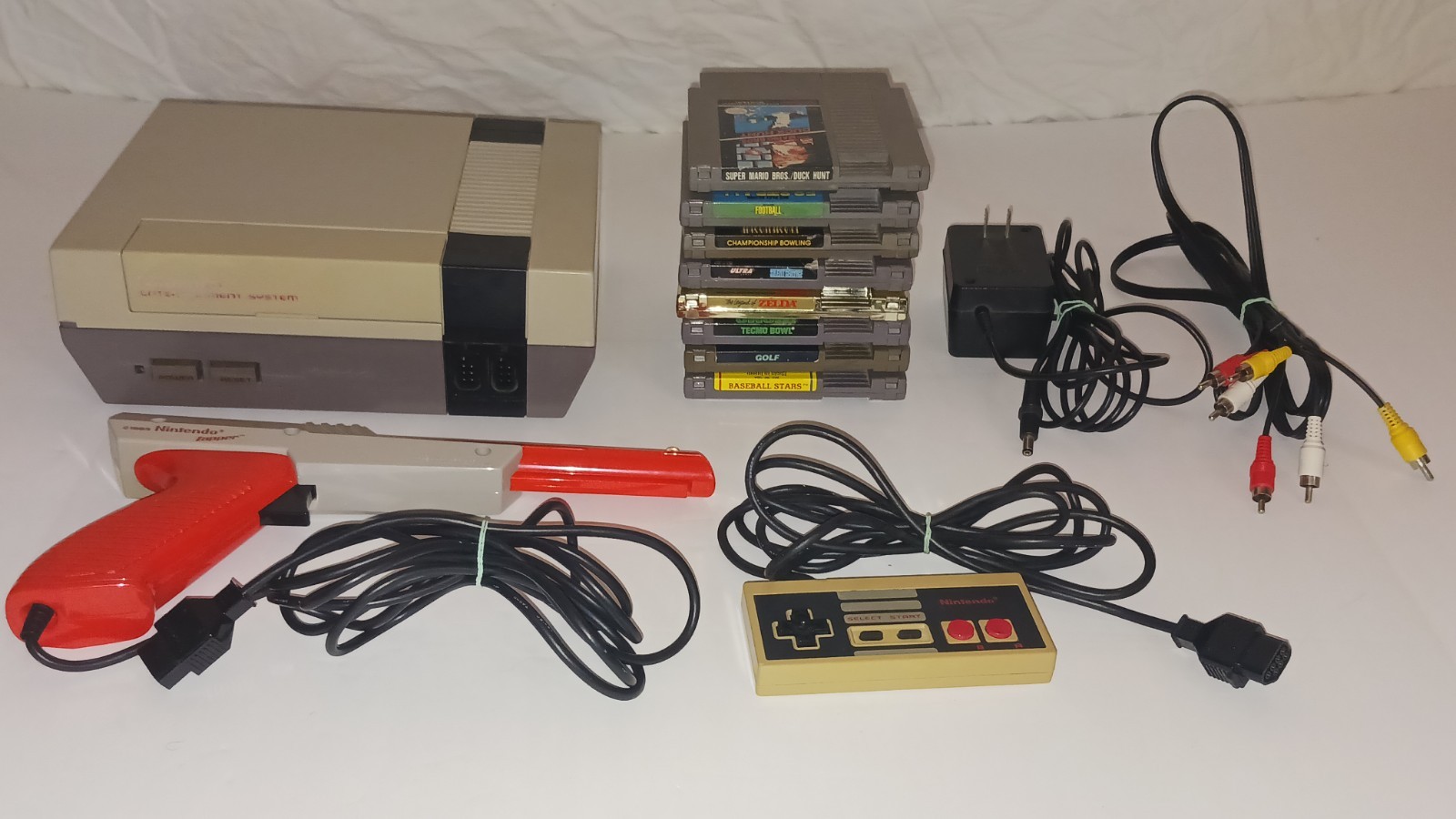 Nintendo NES Console Bundle w/ 8 Games Mario Duck Hunt Zelda Zapper Gun Tested