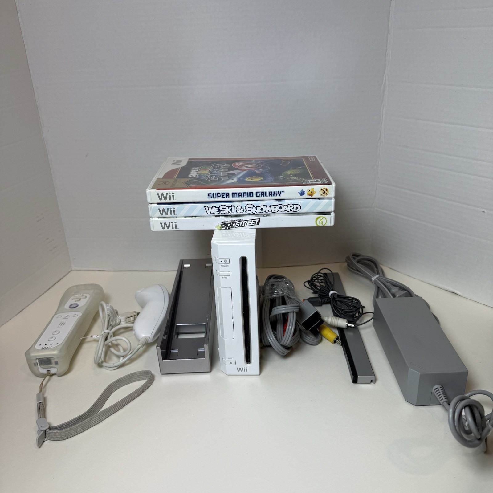 Nintendo Wii Console Bundle w/ Remote, Nunchuk Cords 3 Games Super Mario Galaxy