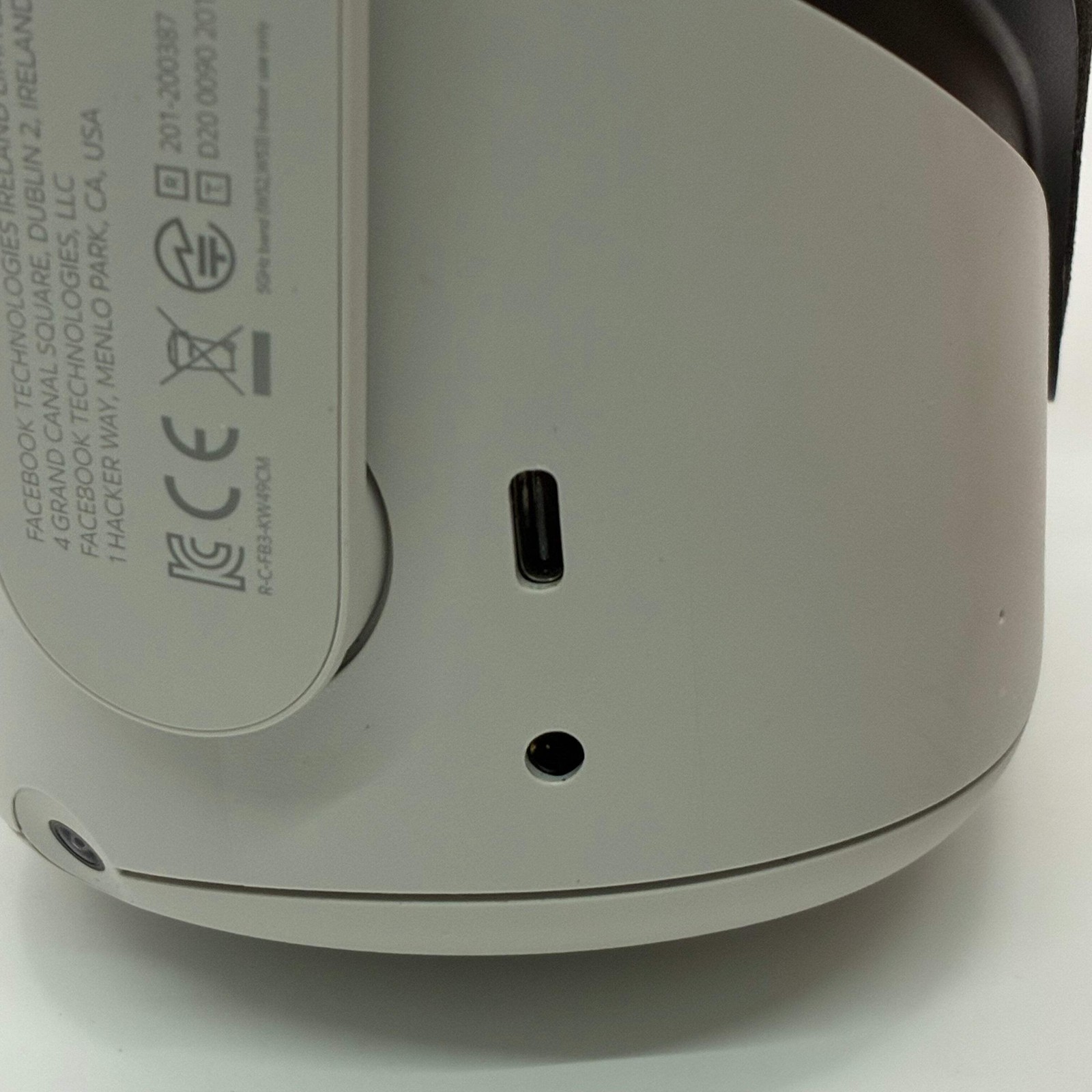 Meta Quest 2 KW49CM 128GB White VR Headset W/ Controllers – Used B
