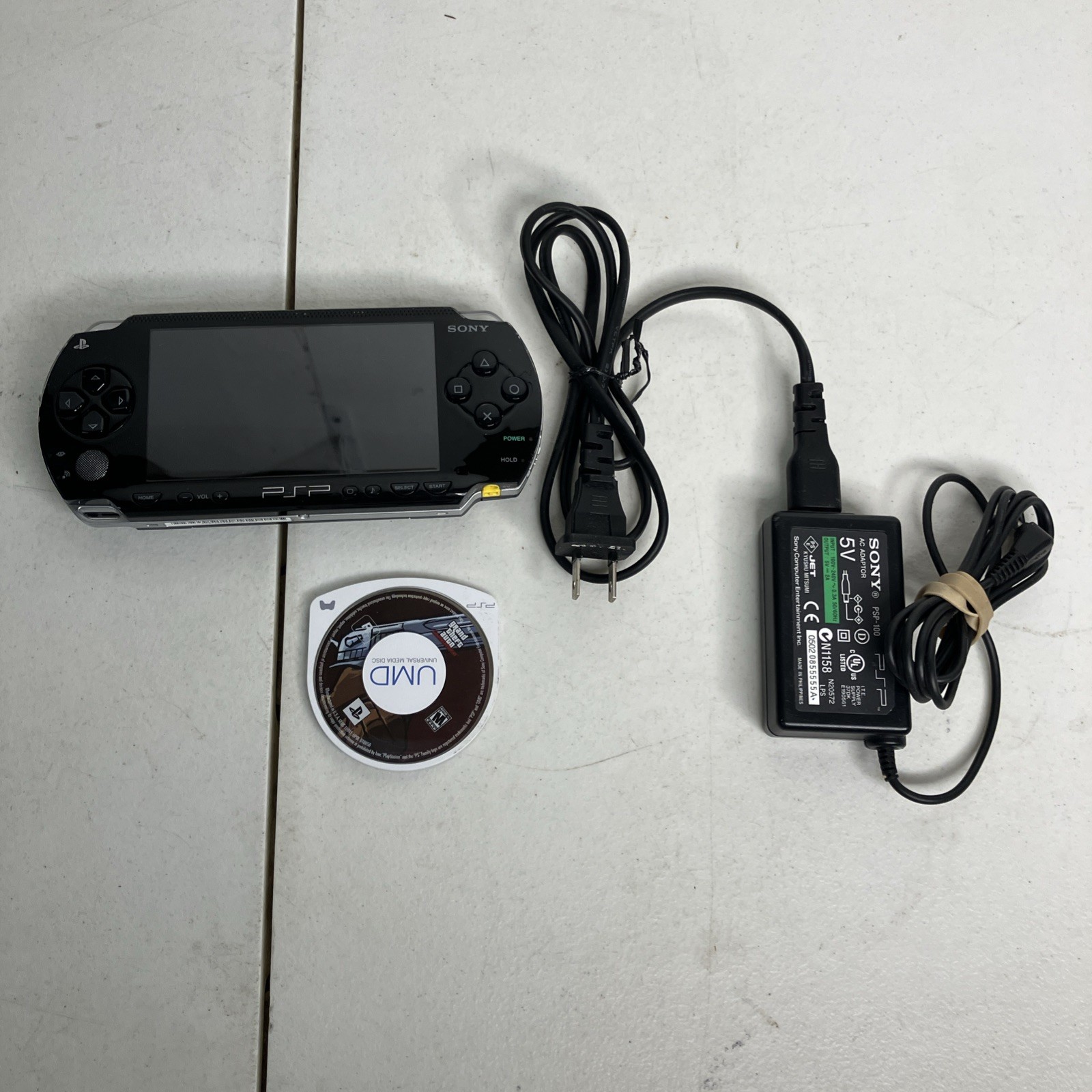 Sony PSP-1001 Black Handheld Console Bundle 1 Game GTA LIBERTY & PSP-100 Charger