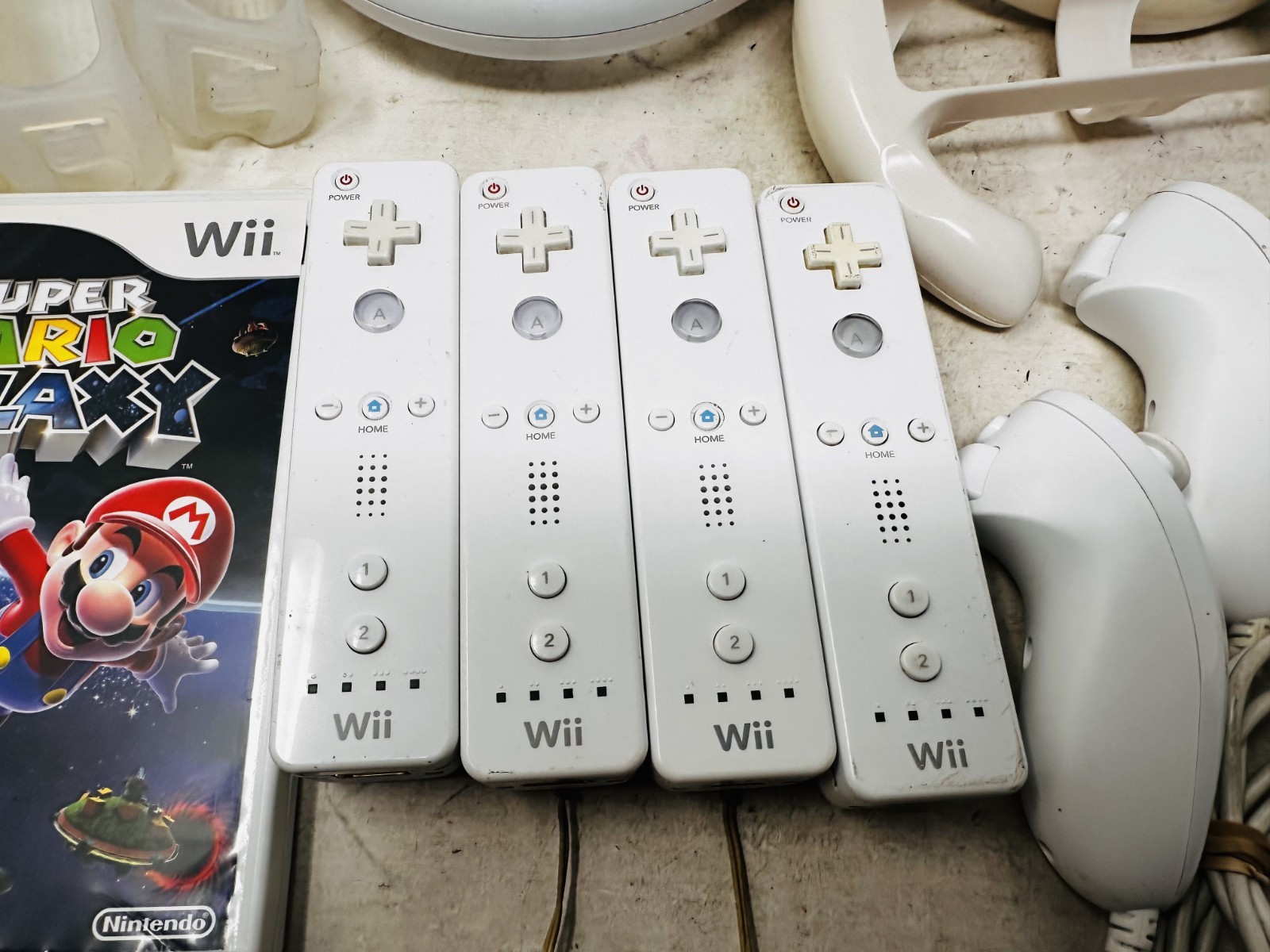 Nintendo Wii Console Lot – 4 Controllers 4 Nunchucks w/ Mario Super Galaxy WORKS