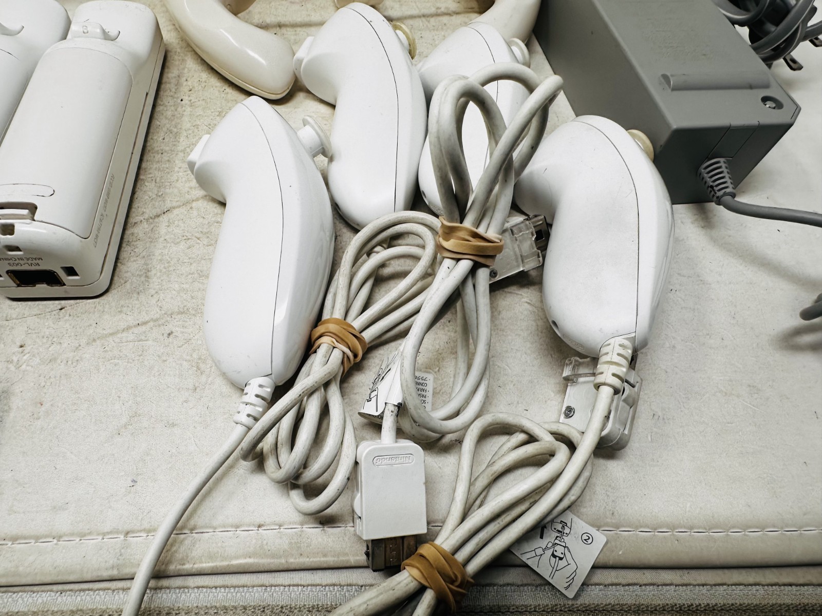 Nintendo Wii Console Lot – 4 Controllers 4 Nunchucks w/ Mario Super Galaxy WORKS