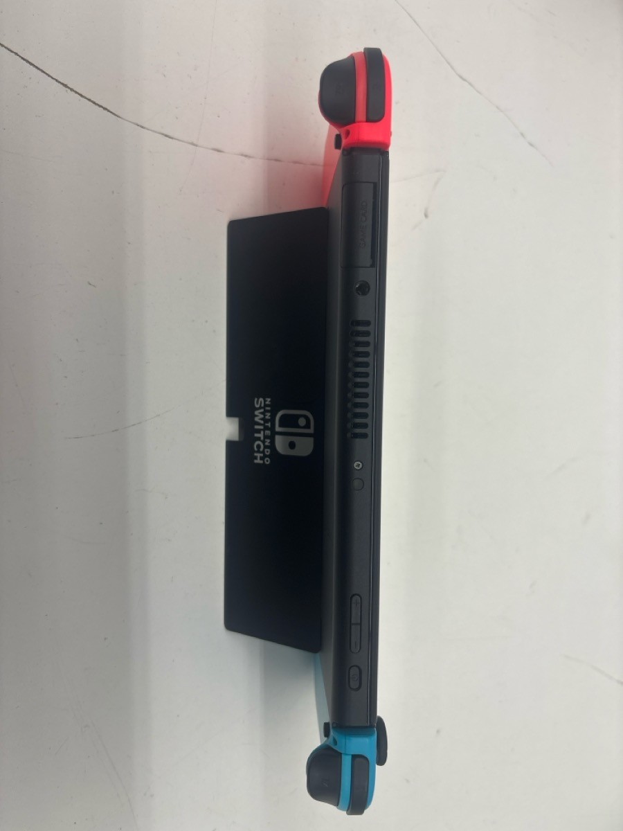 PRE-OWNED NINTENDO SWITCH HANDHELD – OLED – HEG-001 WITH CASE (P23017668)