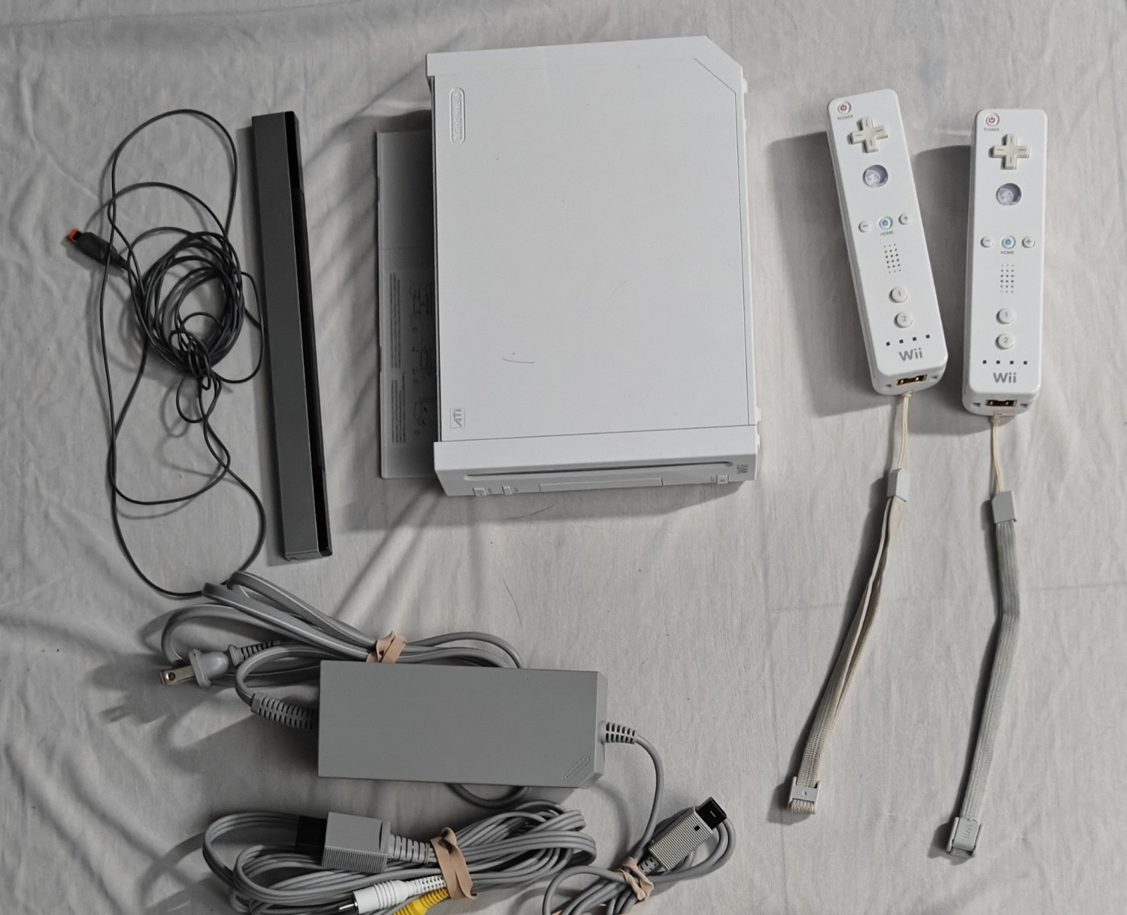 Nintendo Wii RVL-001 White Console Bundle w/ 2 Wii Remotes Sensor Bar AV Cables