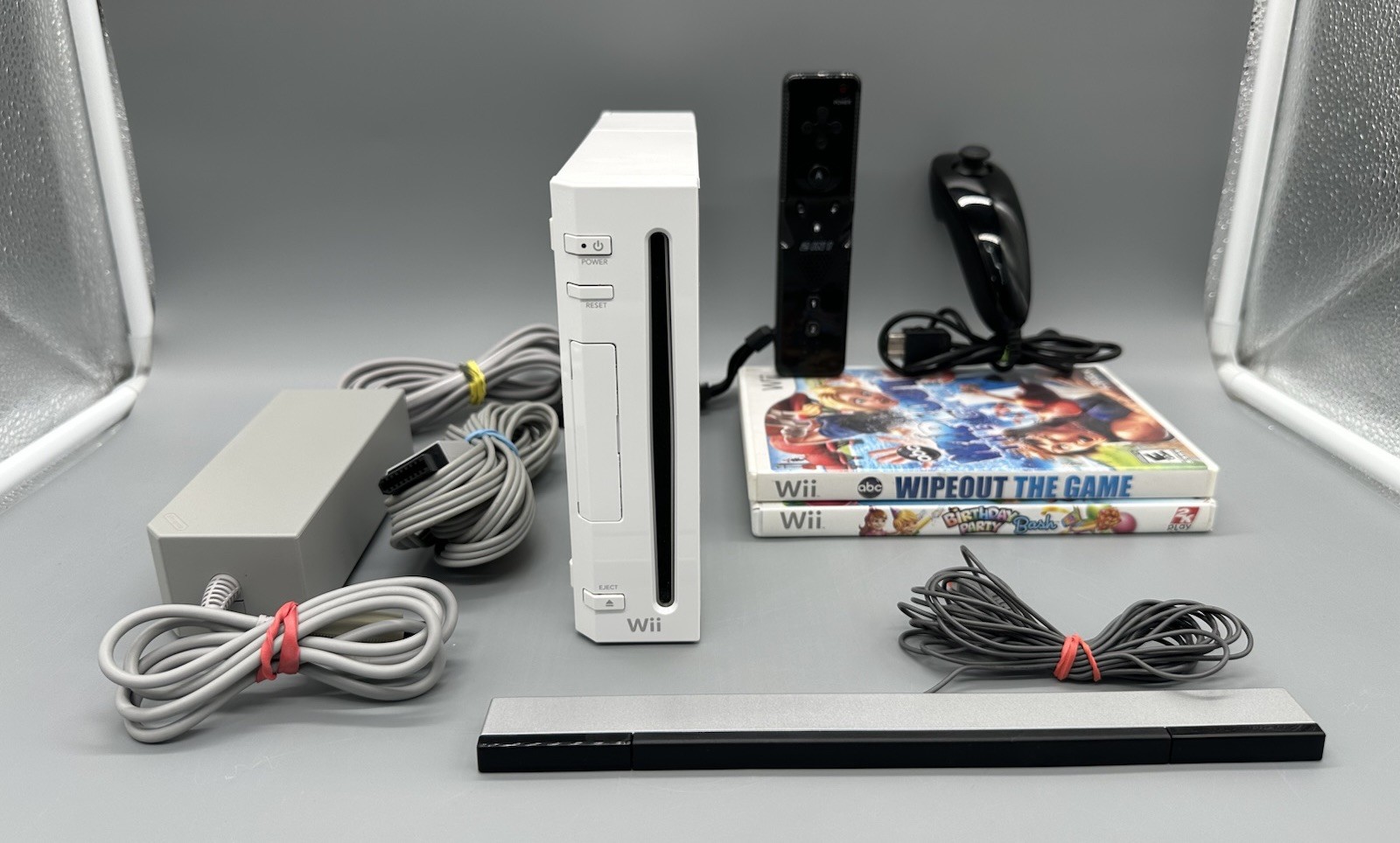 Nintendo Wii Console Bundle RVL-001 With 2 Games Tested Works