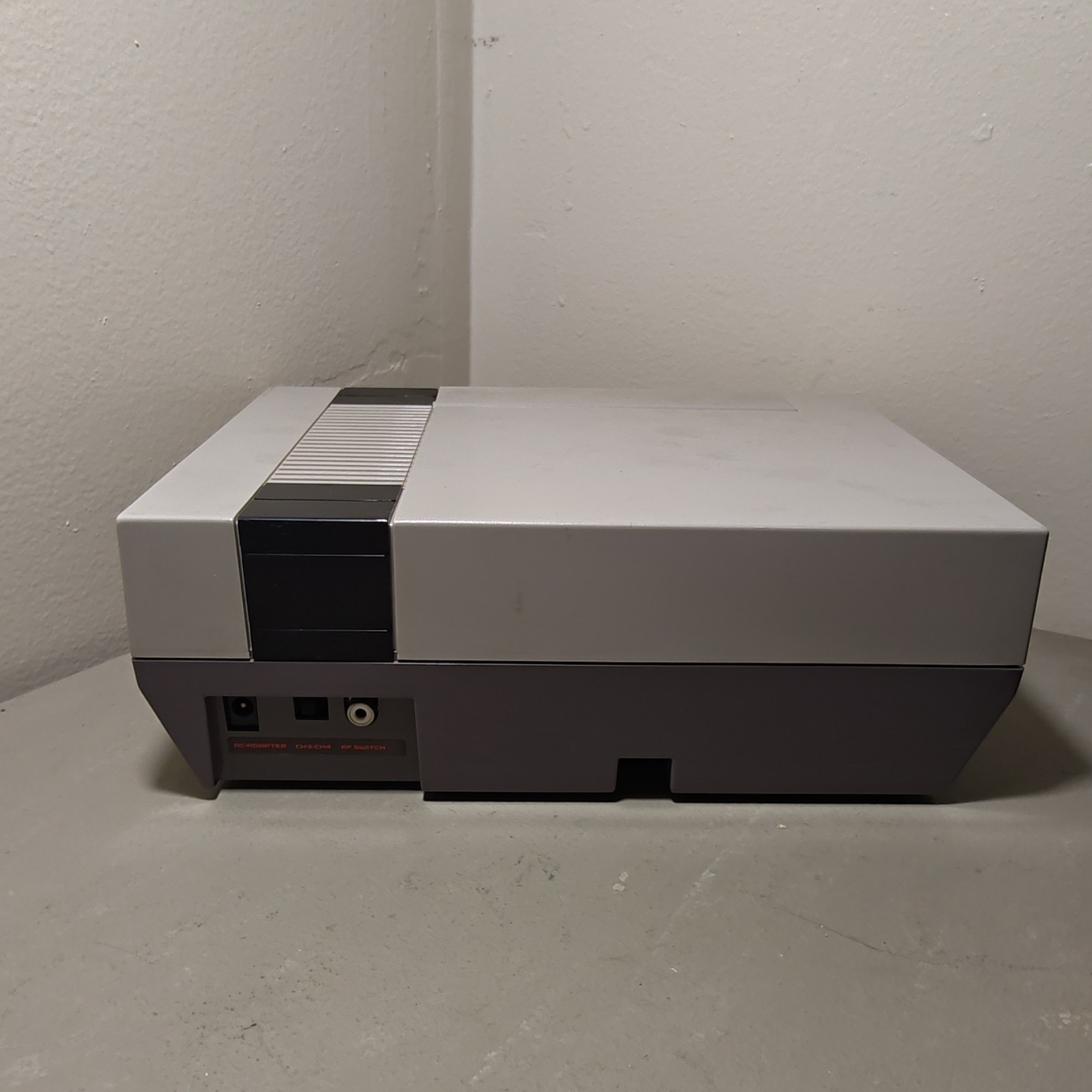 Nintendo NES-001 Console with Controller and 6 Game Cartridges