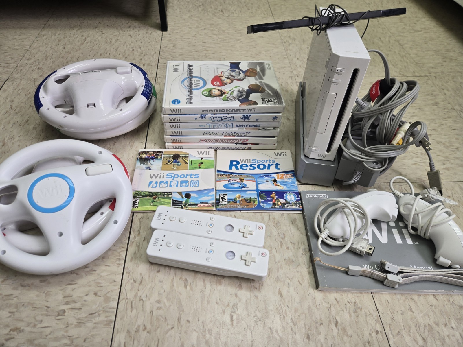 Nintendo Wii Bundle 8 Games Wii Sports Mario Kart With Accessories