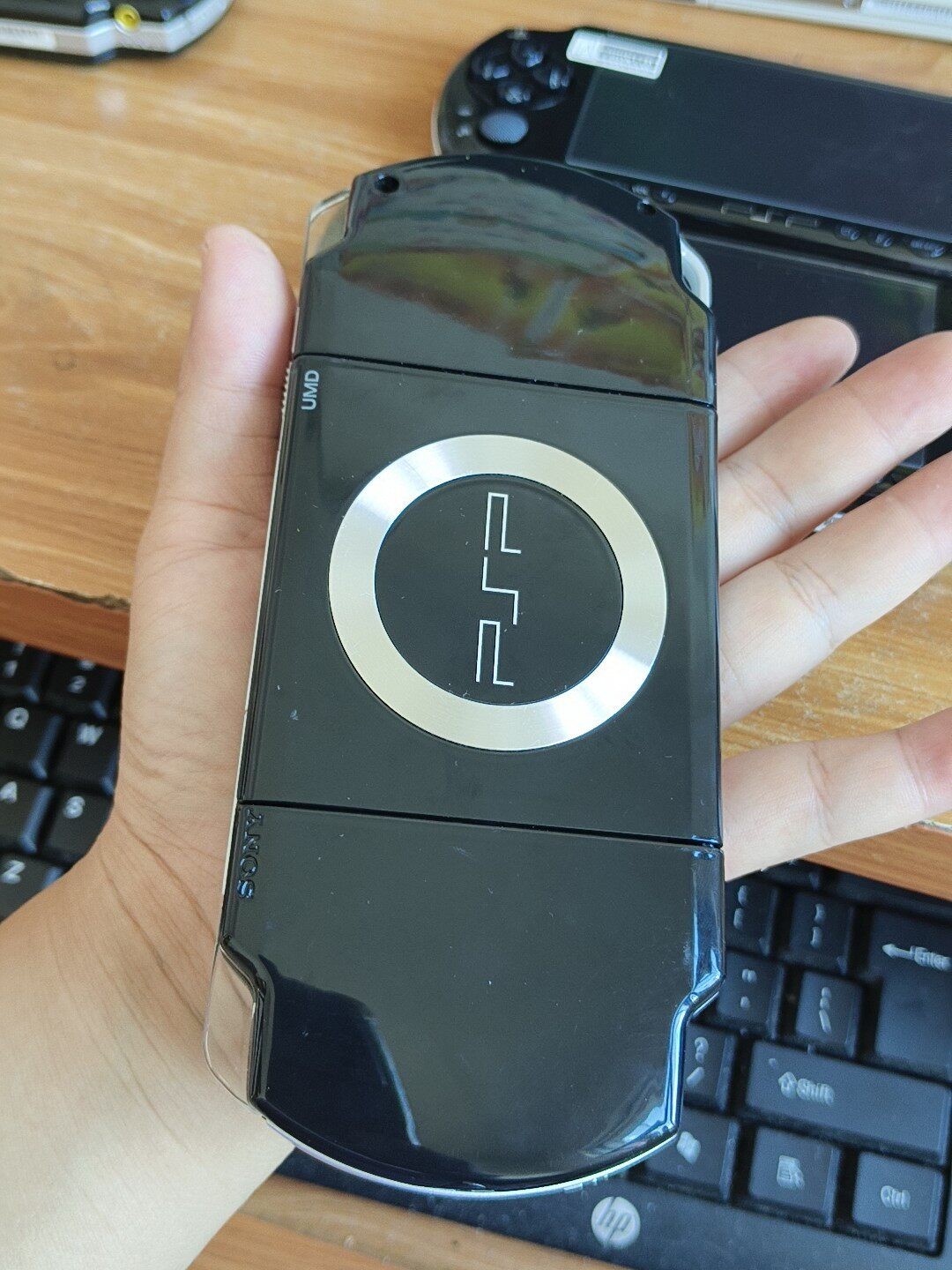 psp2000, black machine, 128g full game.