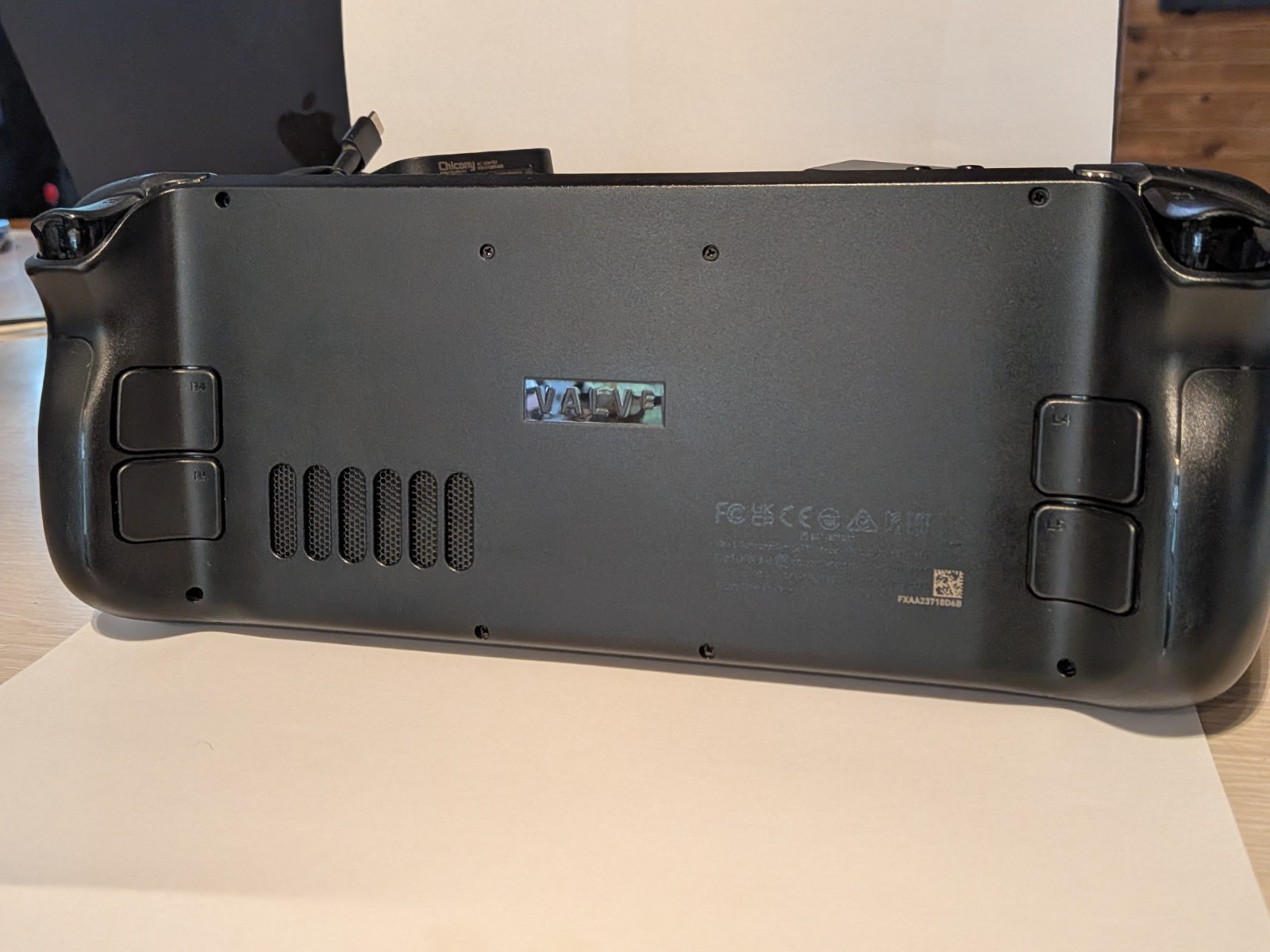 Steam deck 64gb LCD. With OEM Charger, Case And Steam Dock! Great condition!