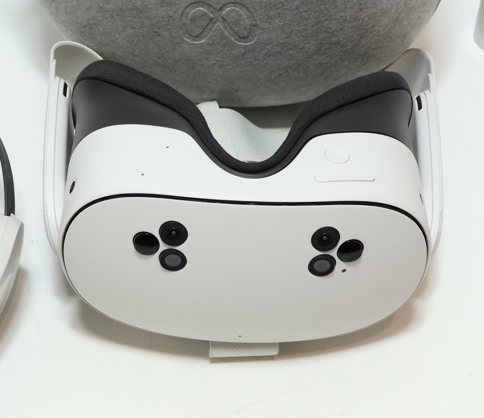Meta Quest 3s Mixed Reality VR Headset 128GB Model P97 – White/Gray