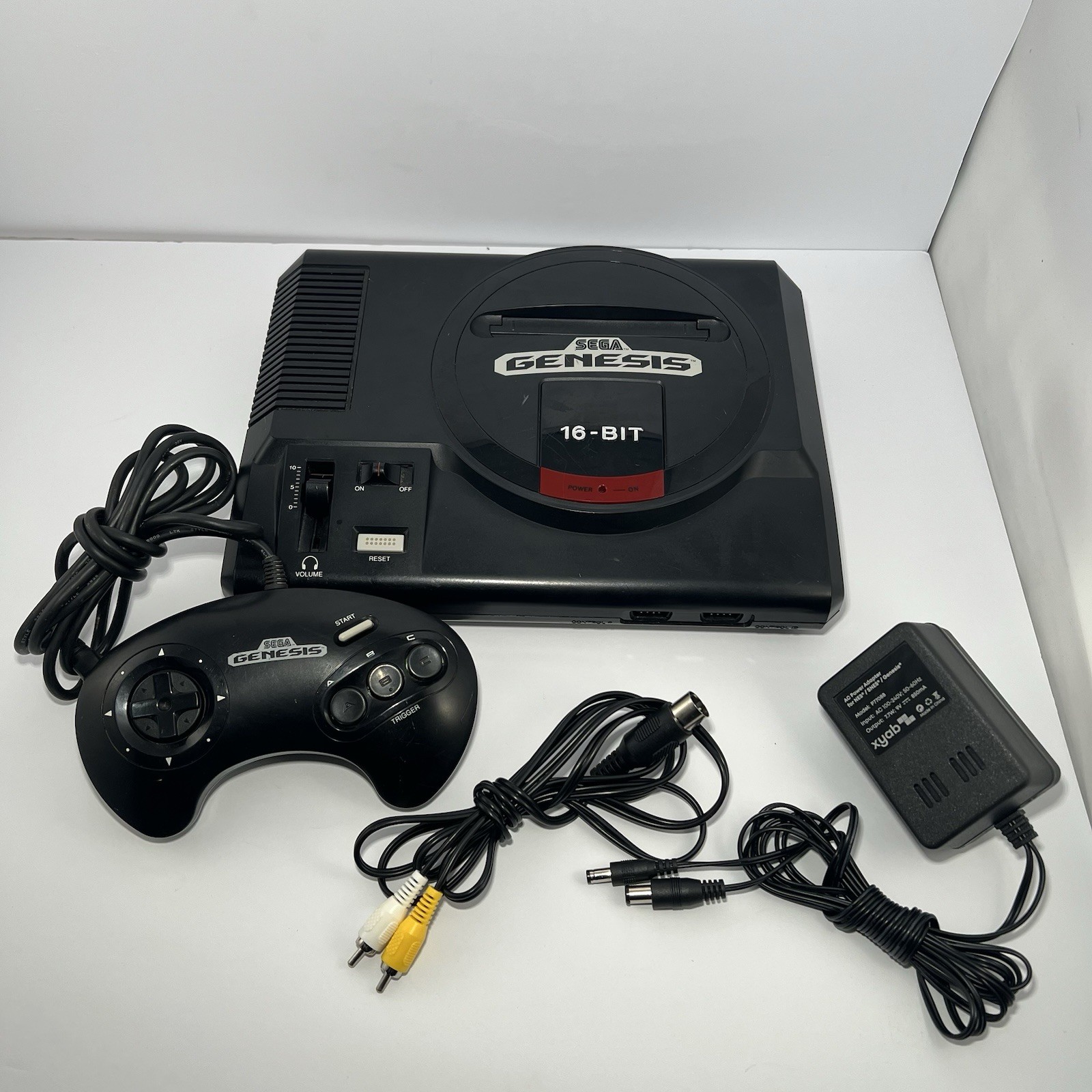 Original Sega Genesis 16-Bit Console Model 1601 *TESTED