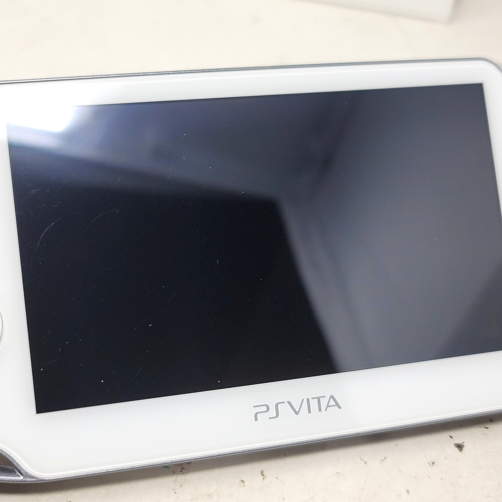 Sony PlayStation PS Vita PCH-1000/1001 White WIFI w Charger 4GB Region Free