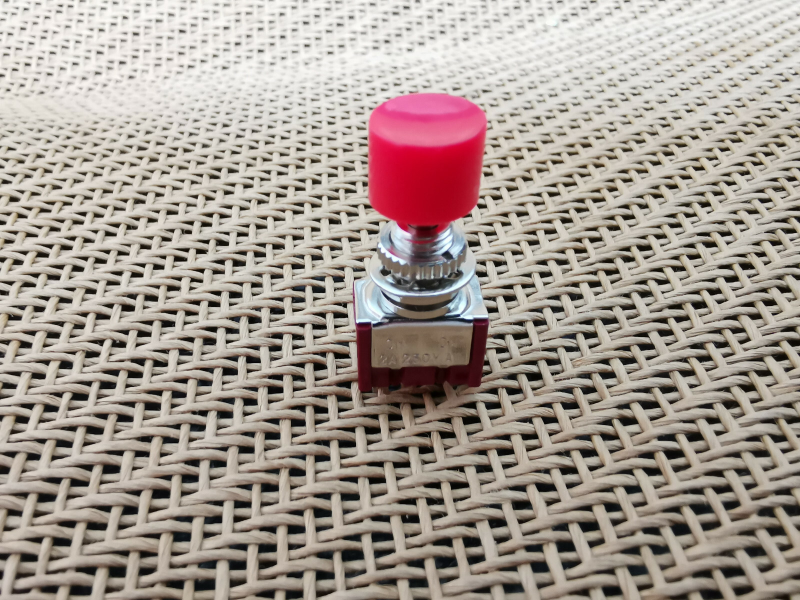 1pc Locking Latch SPDT ON-ON Push Button Switch w/ Red Cap for 9v-12v-120v-250V
