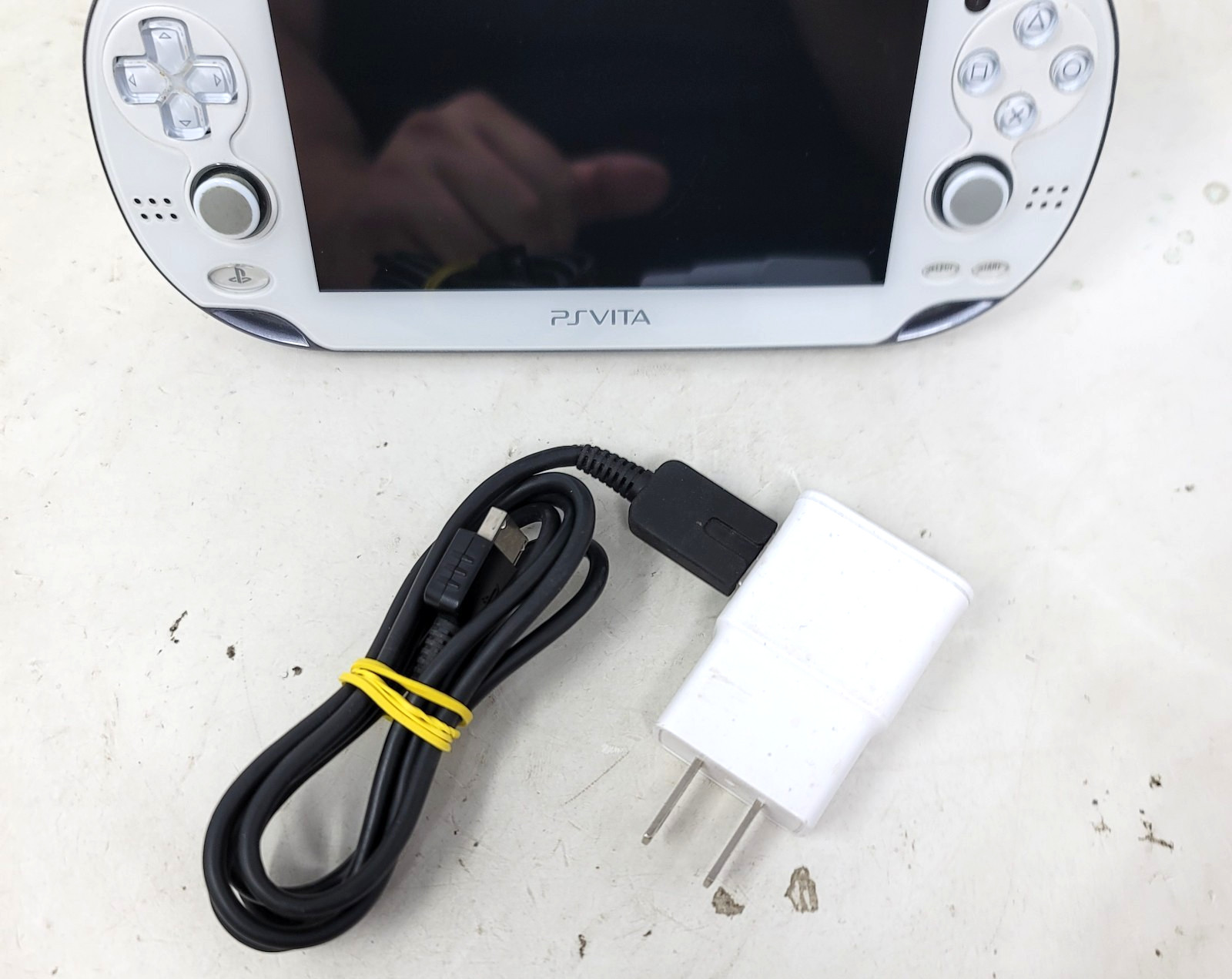 Sony PlayStation PS Vita PCH-1000/1001 White WIFI w Charger 4GB Region Free