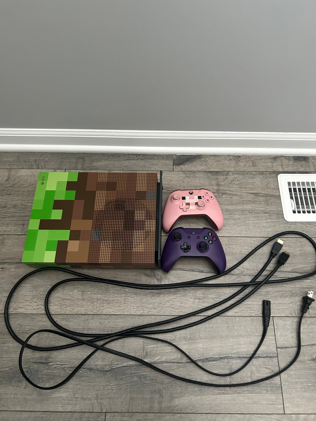 Microsoft Xbox One S Minecraft Limited Edition xbox and 2 controllers one pig