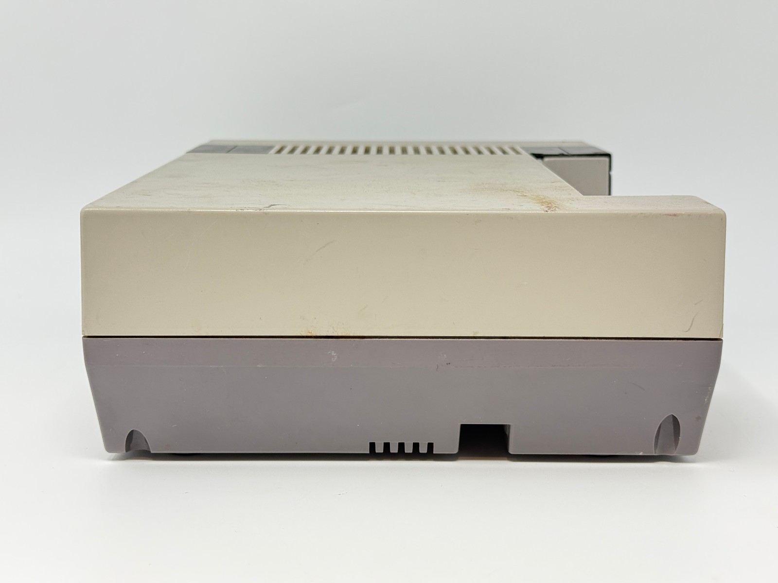 Nintendo NES Console [NES-001] *NO CABLES – POWERS ON – DOESN’T READ GAMES* [4f]