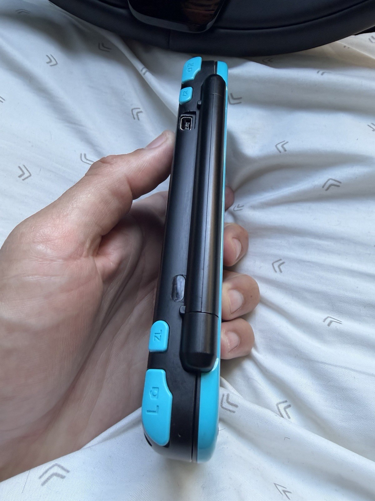 Nintendo New 2DS XL Turquoise Black Console For Parts & Repair DOESNT WORK! READ