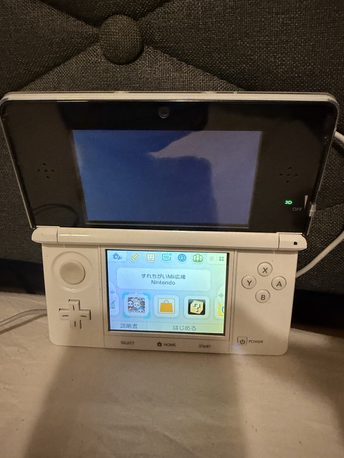 Nintendo 3DS Launch Edition Ice White NTSC-J in box , bad top screen, READ
