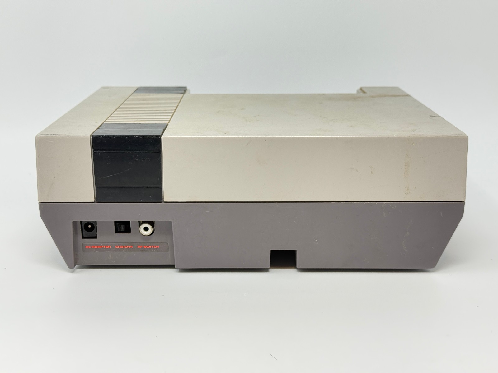 Nintendo NES Console [NES-001] *NO CABLES – POWERS ON – DOESN’T READ GAMES* [4f]