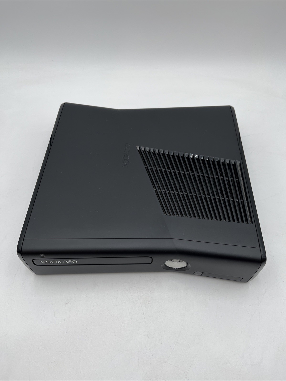 Xbox 360 S Slim Bundle 1439 Console w 2 Controllers Power AV & Sega Tennis Works