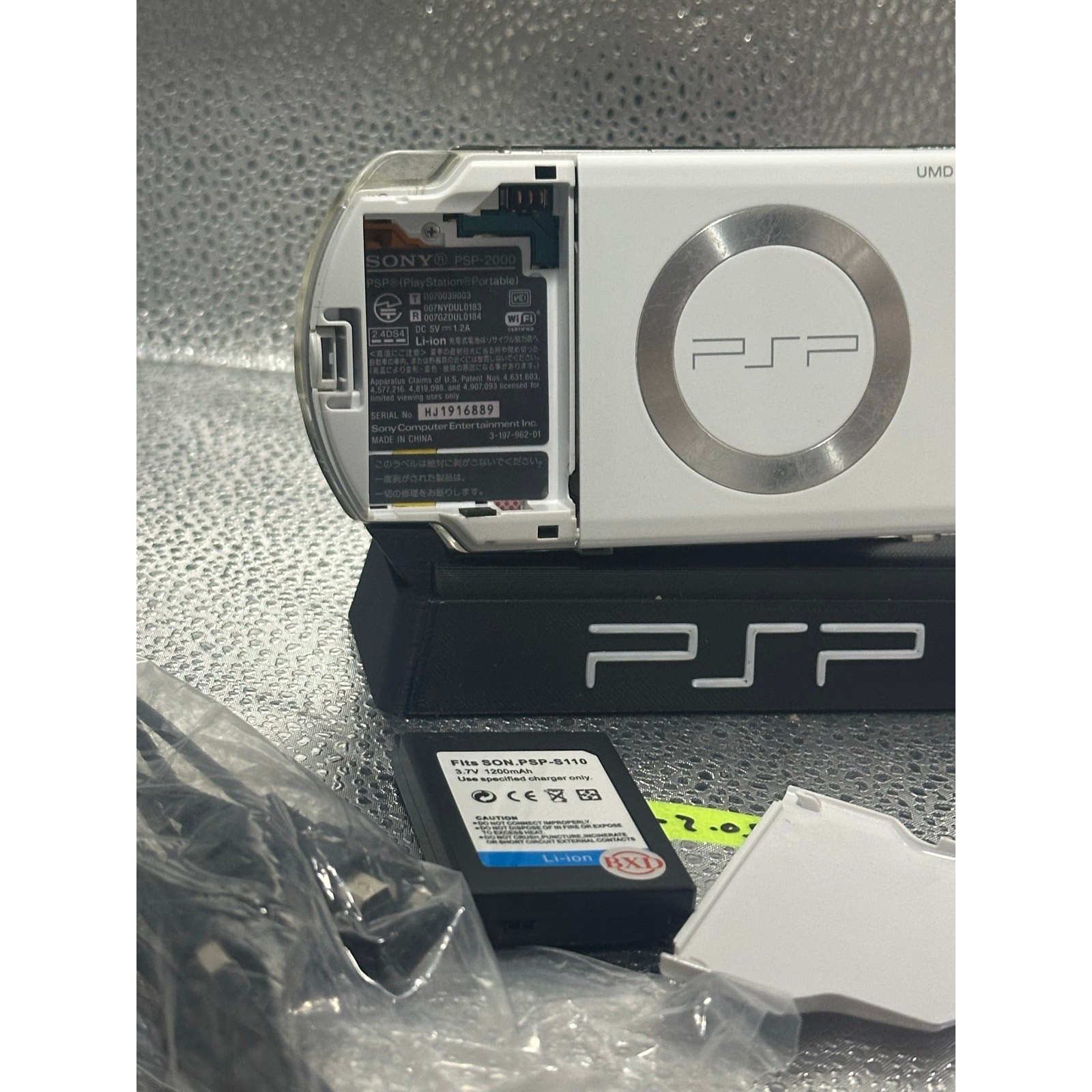 White psp 2000 w/usb charger & new battery