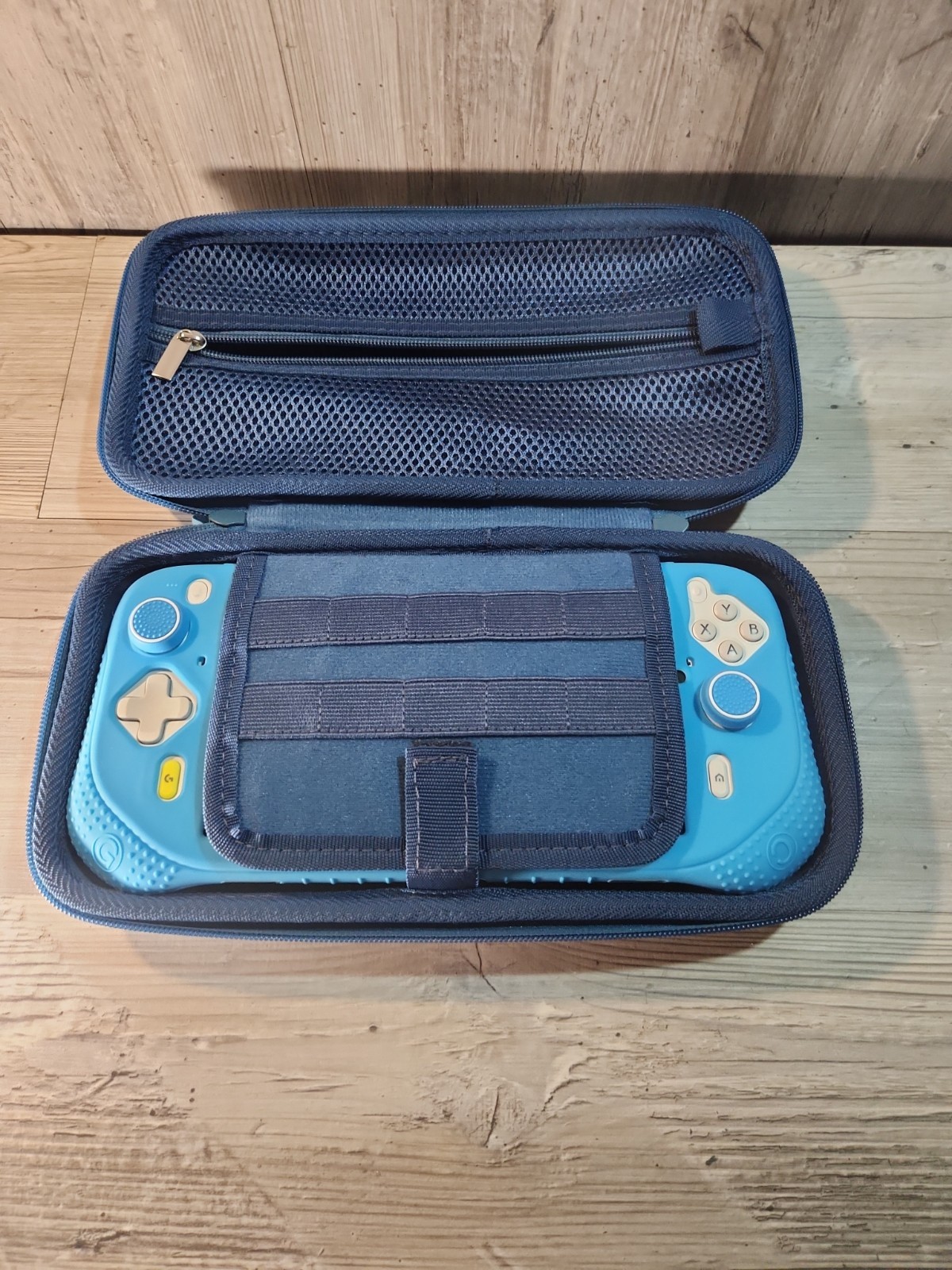 Logitech G Cloud Gaming Handheld, Portable Gaming Console with Soft Sleeve 64 Gb